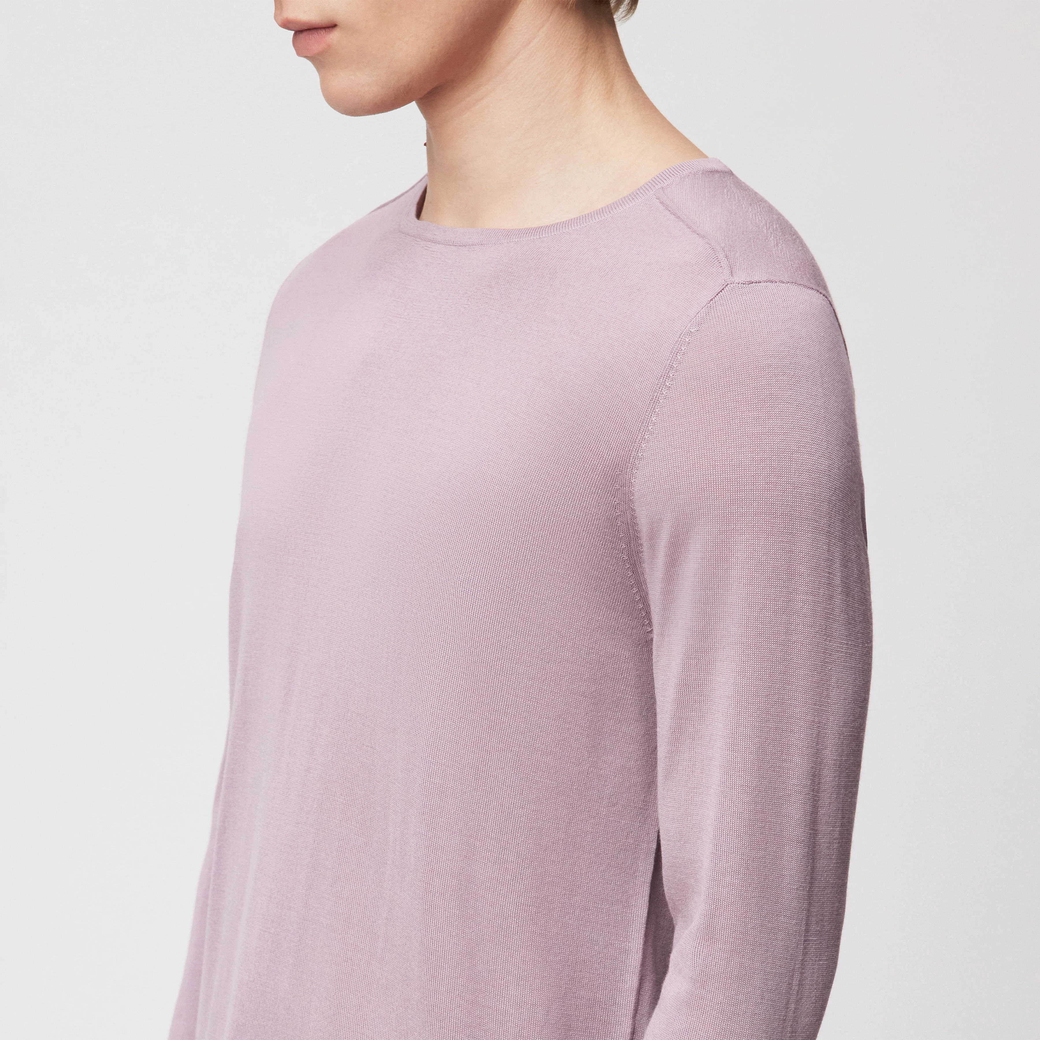 RIKONO - Pull en maille fine de laine mérinos - men - violet - Detailansicht am Model