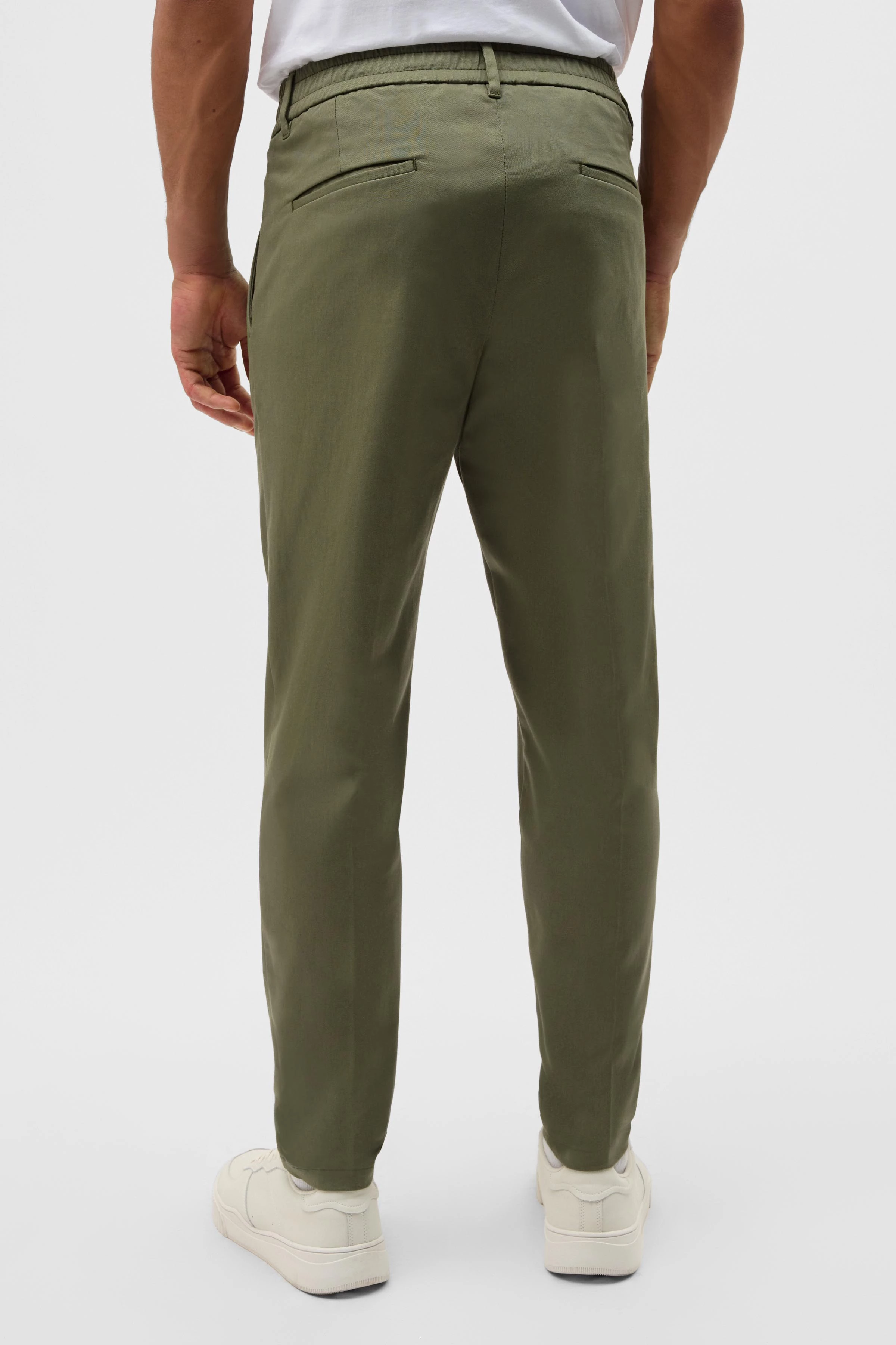 CHASY - Casual Hose mit Bundfalte aus Baumwoll-Twill - Herren - grün - Rückansicht