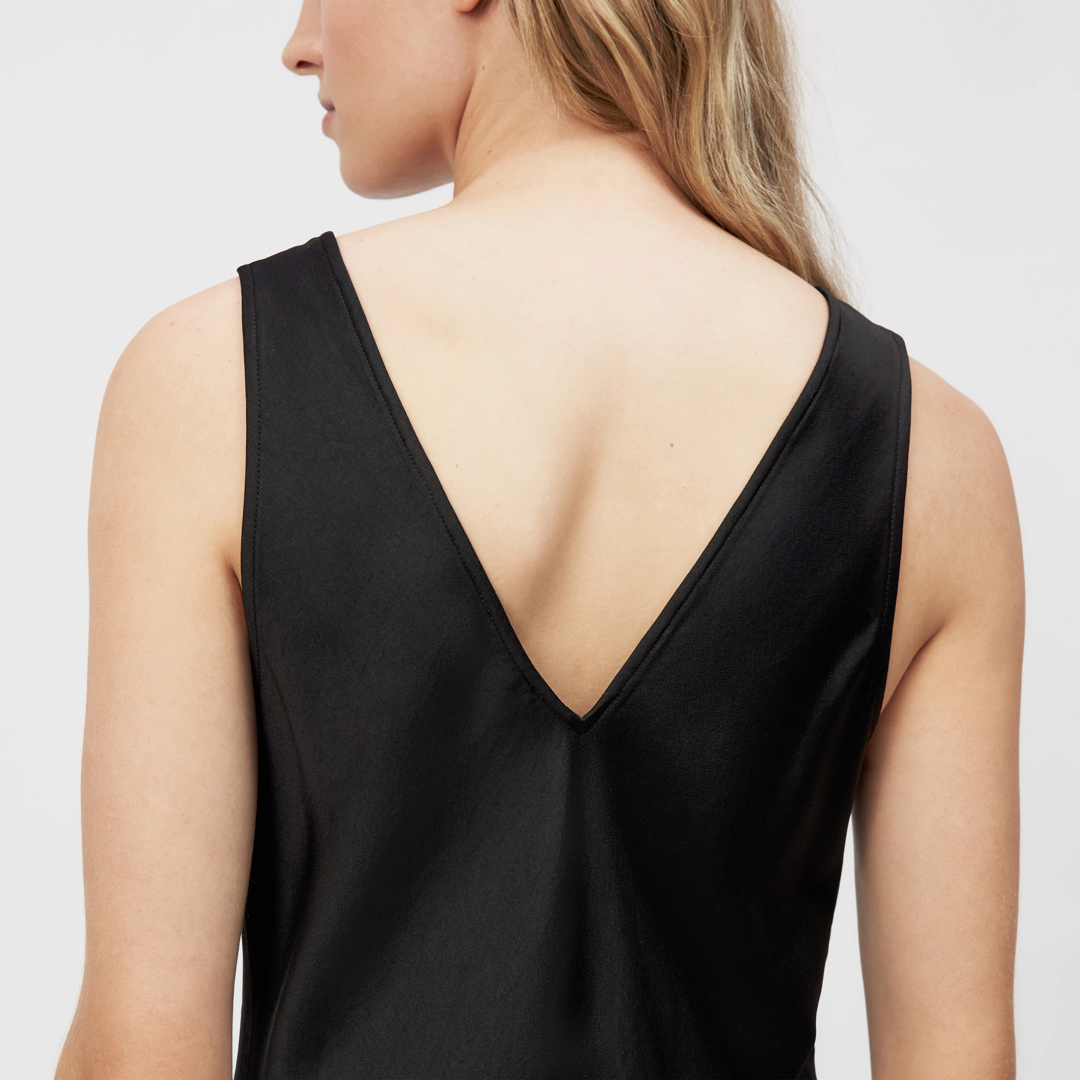 REASY - Mini Slipdress in Satin - Damen - schwarz - Detailansicht am Model