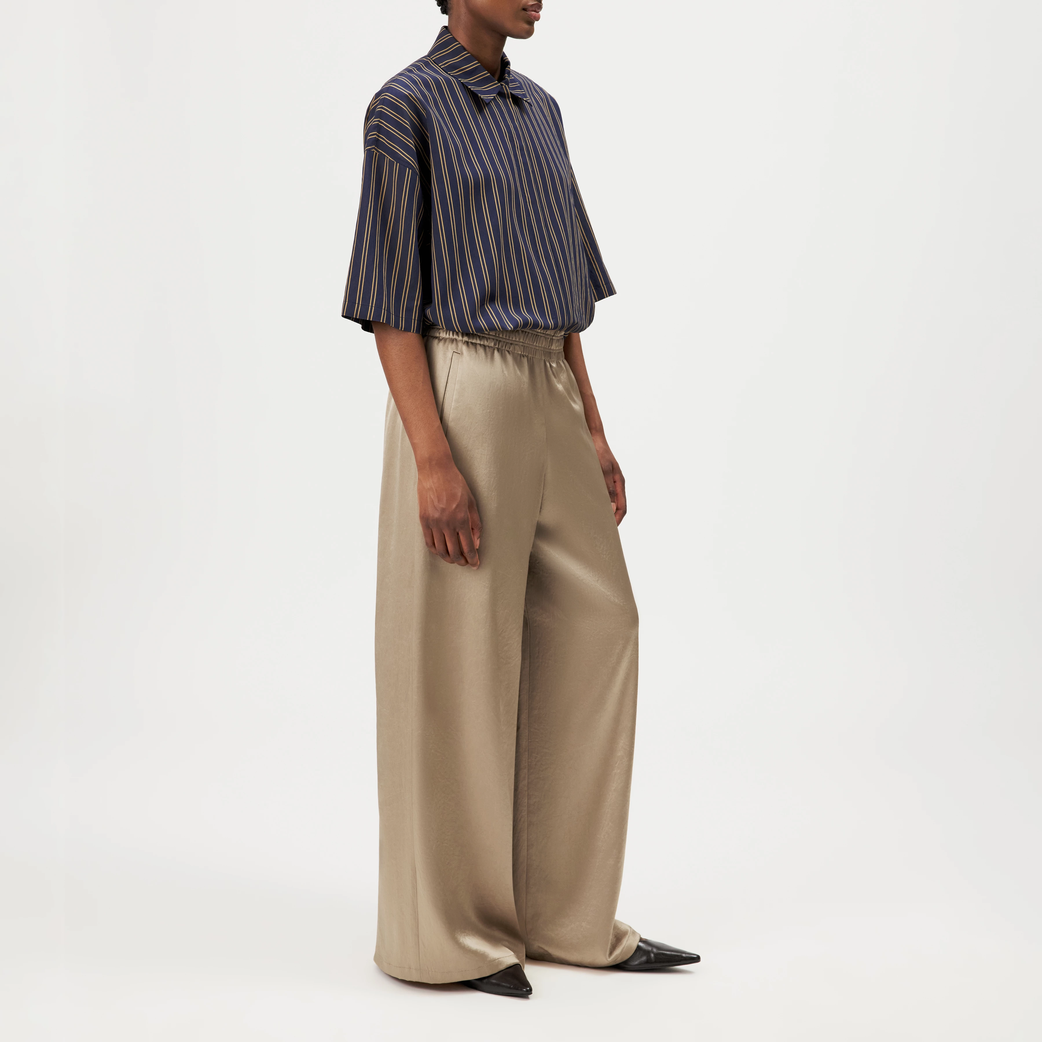 CEILING - Pantalon large en satin fluide - women - marron - Seitenansicht