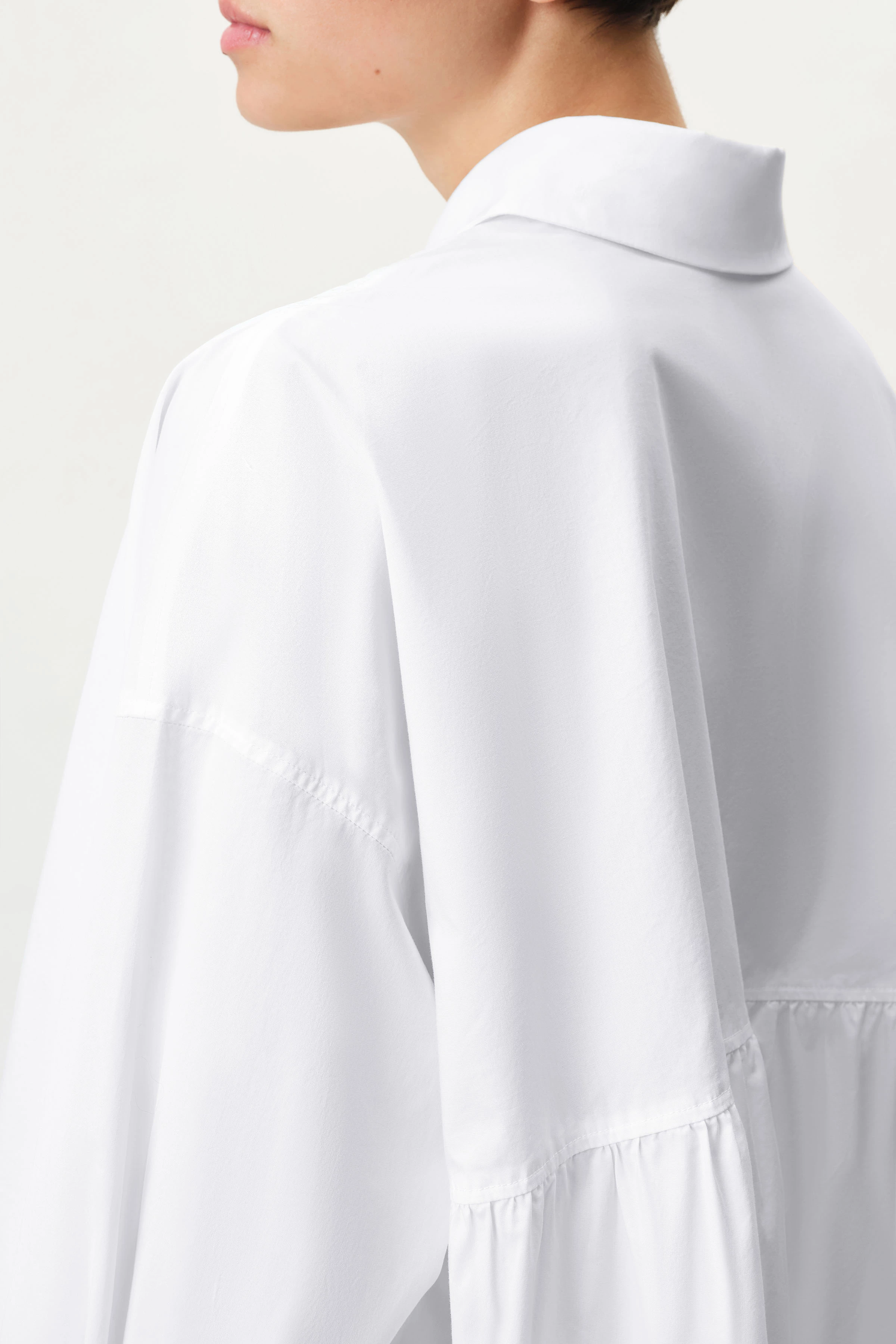 FLANNA - Oversize-Hemdbluse mit tiefer Rückenpasse in Popelin - Damen - weiß - Detailansicht am Model