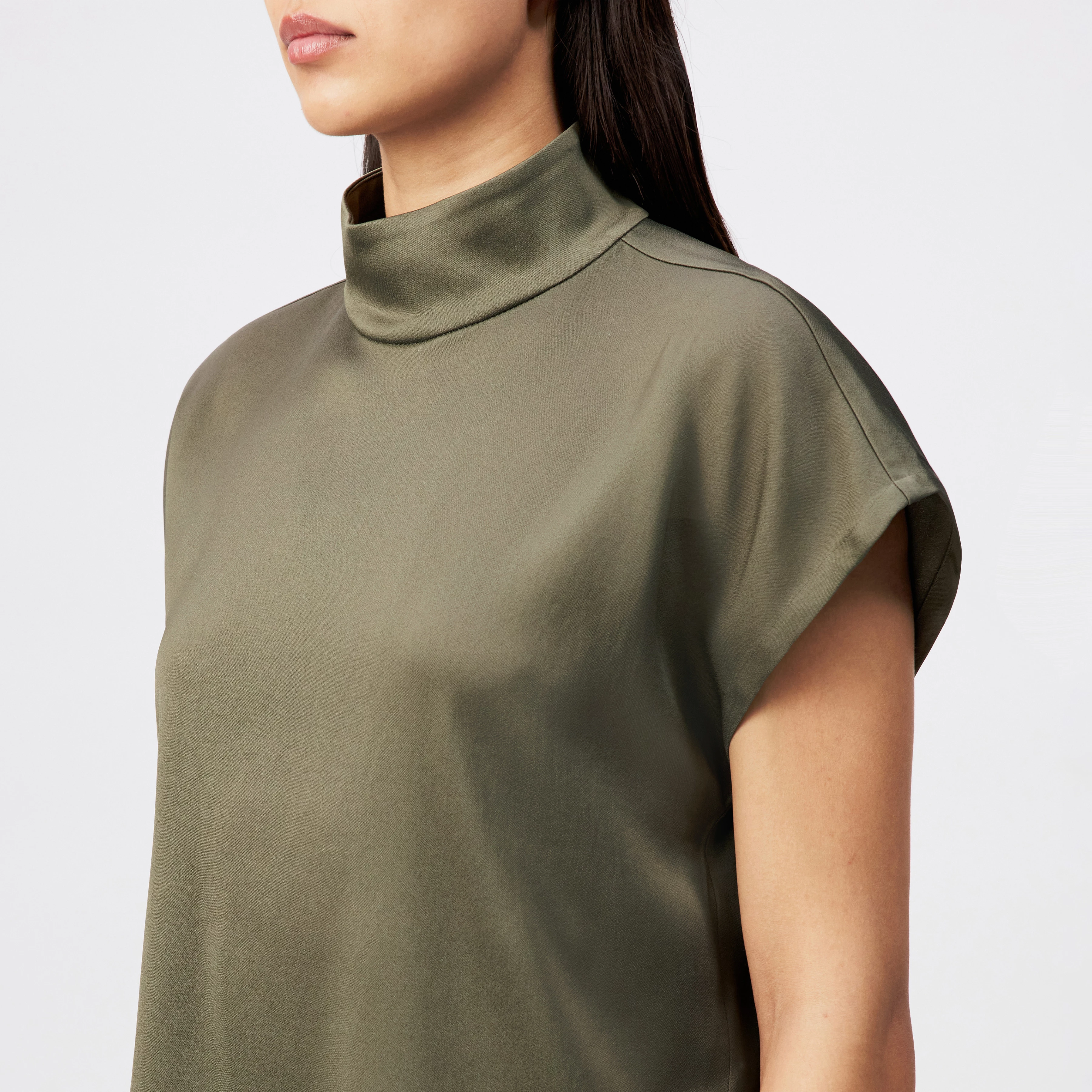 ALARIA_1 - Shirt blouse with stand-up collar in satin - women - green - Detailansicht am Model