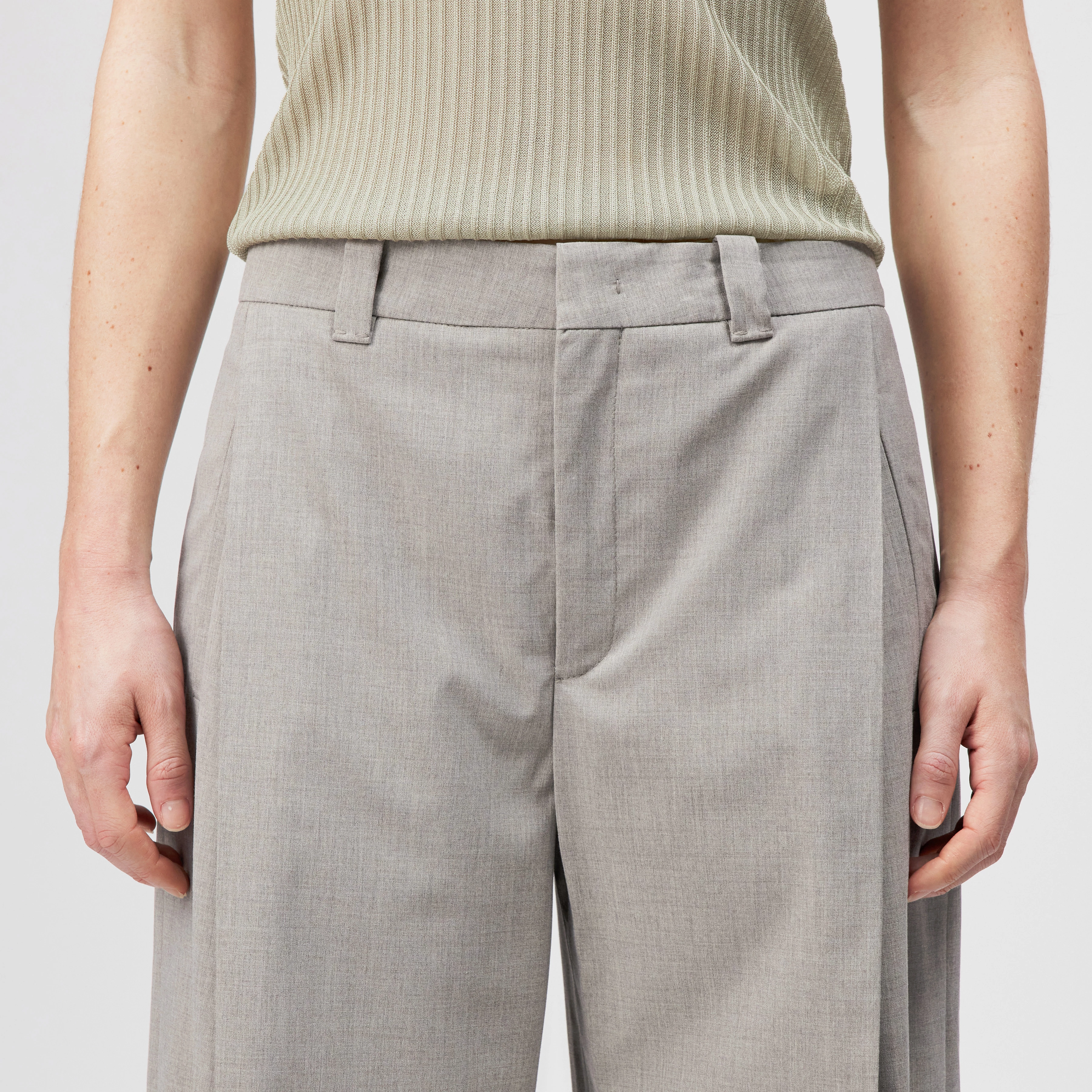 UNPACK - Regular fit trousers in woven fabric - women - beige - Detailansicht am Model