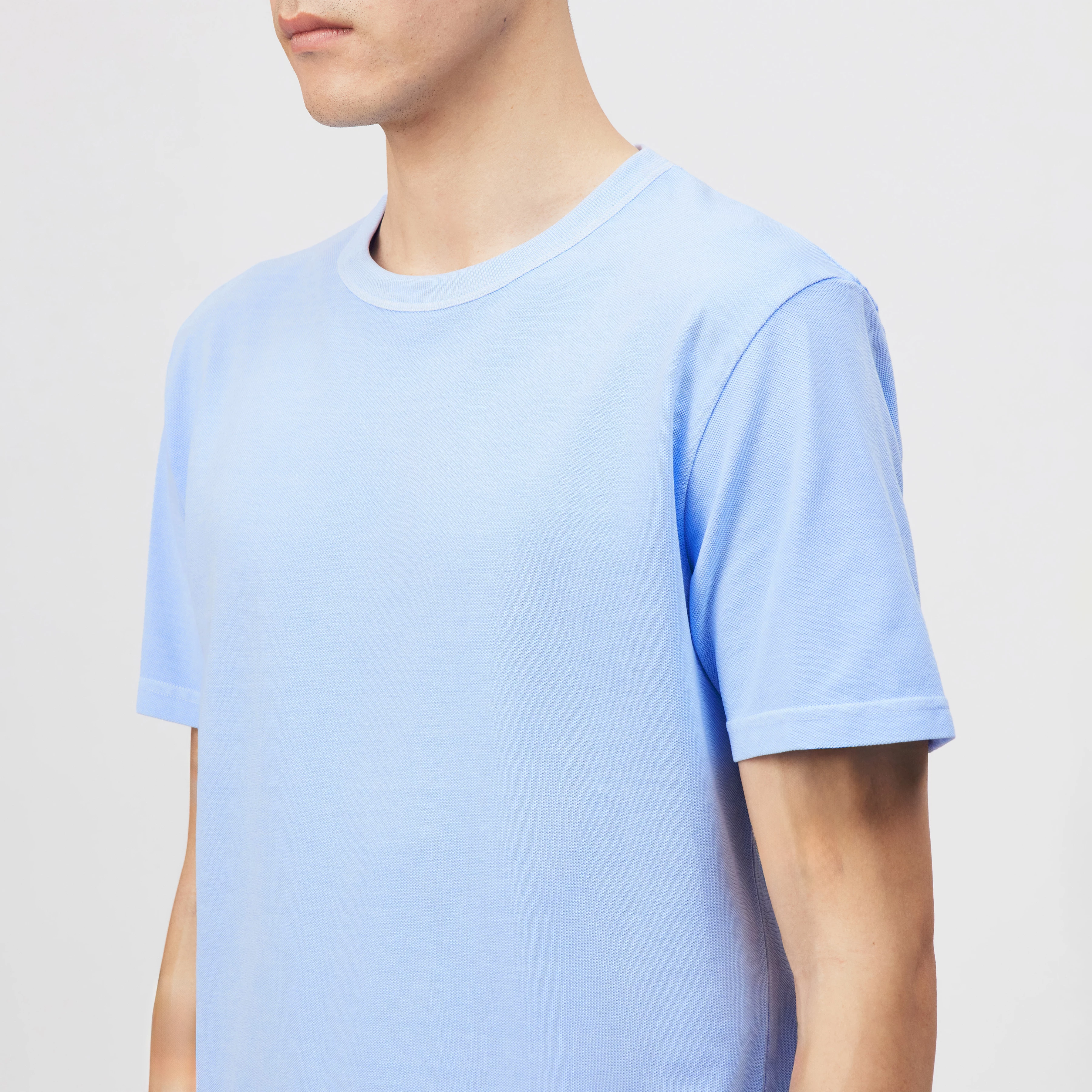JULIENO - Slim Fit T-Shirt in leichtem Baumwoll-Jersey - Herren - blau - Detailansicht am Model