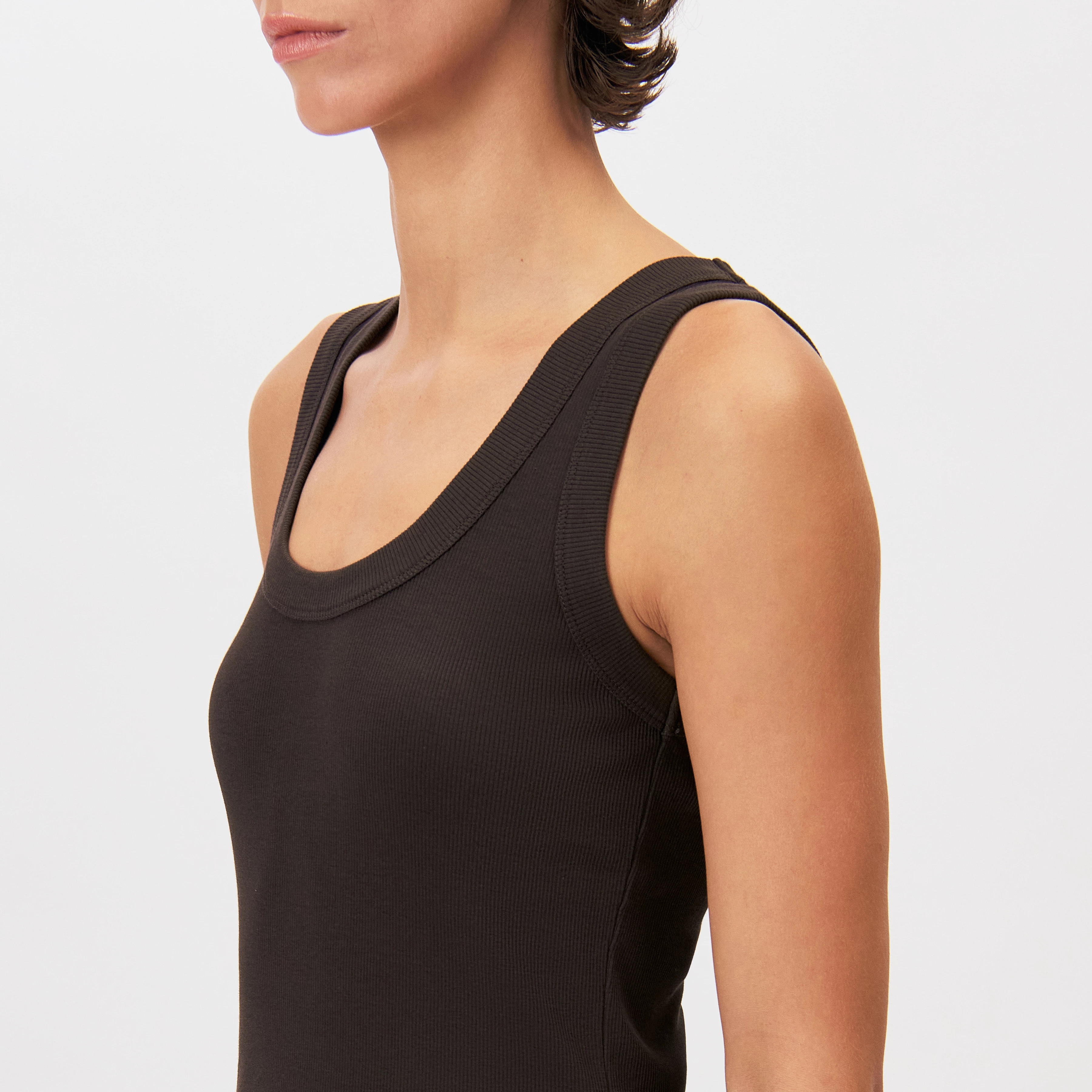 TAVIRA - Ribbed tank top with feminine round neckline - women - brown - Detailansicht am Model