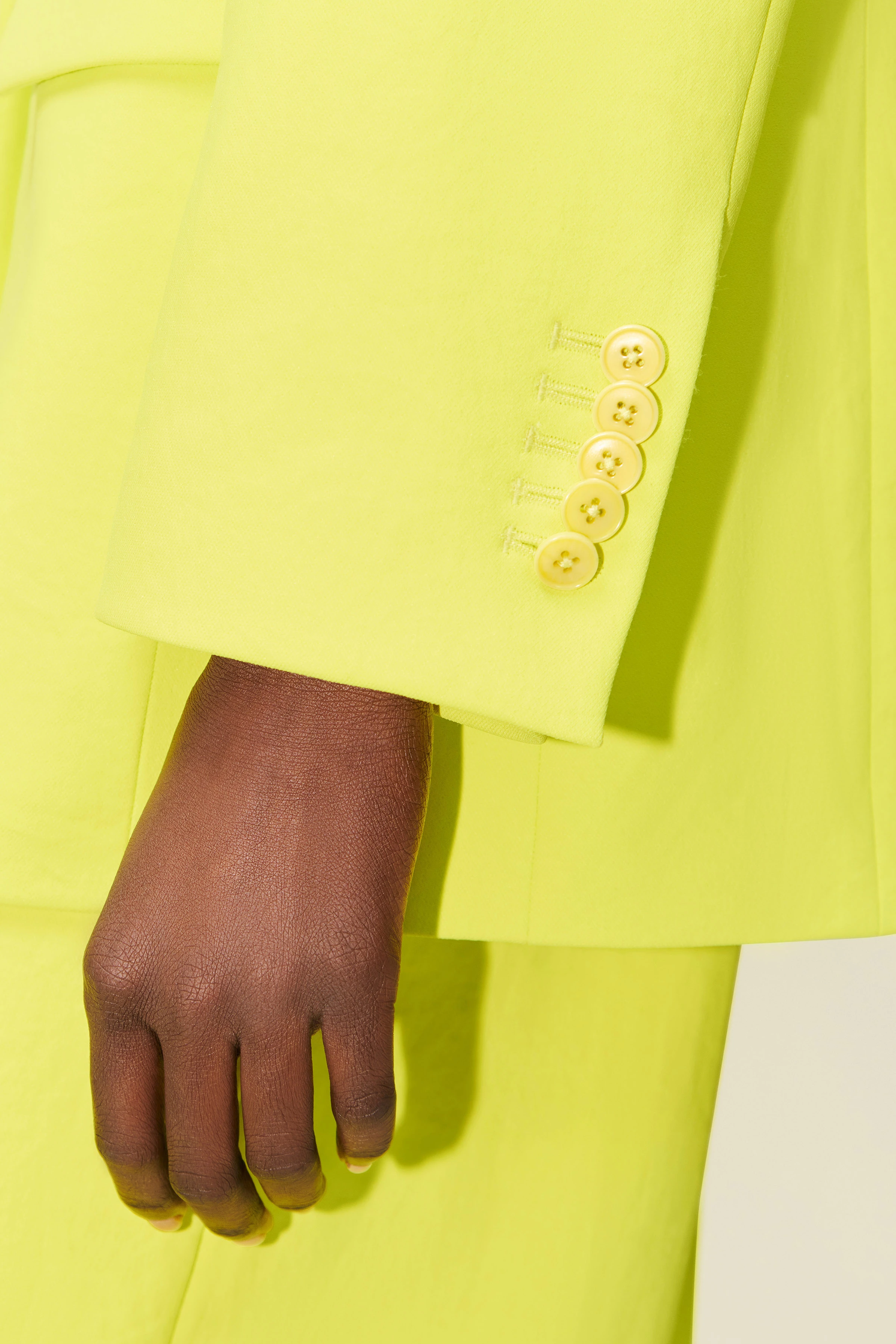 GLENDALE - Boyfriend Blazer aus Techno-Stretch - Damen - gelb - Detailansicht am Model