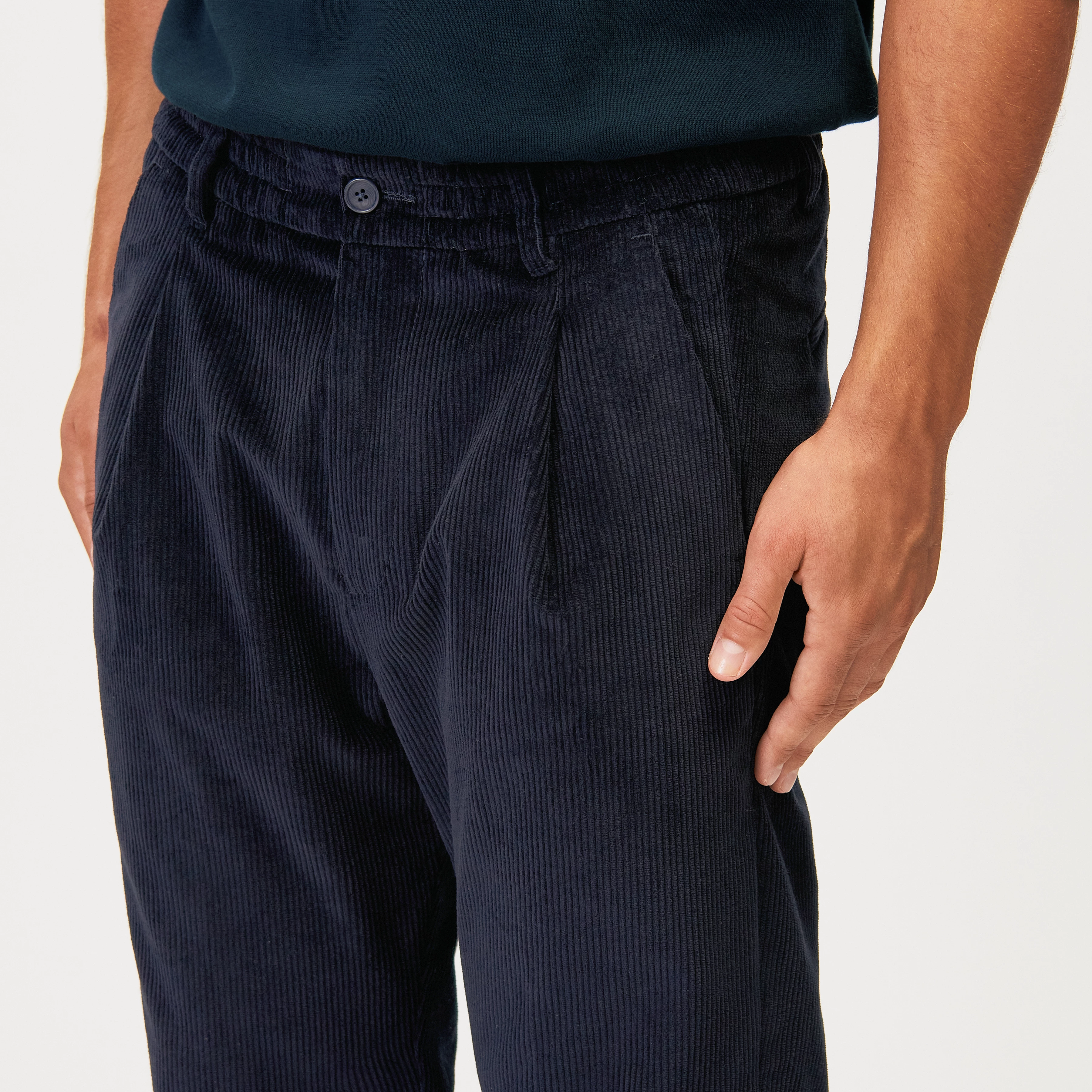 CHASY - Hose mit Bundfalte in feiner Cordstruktur - Herren - blau - Detailansicht am Model