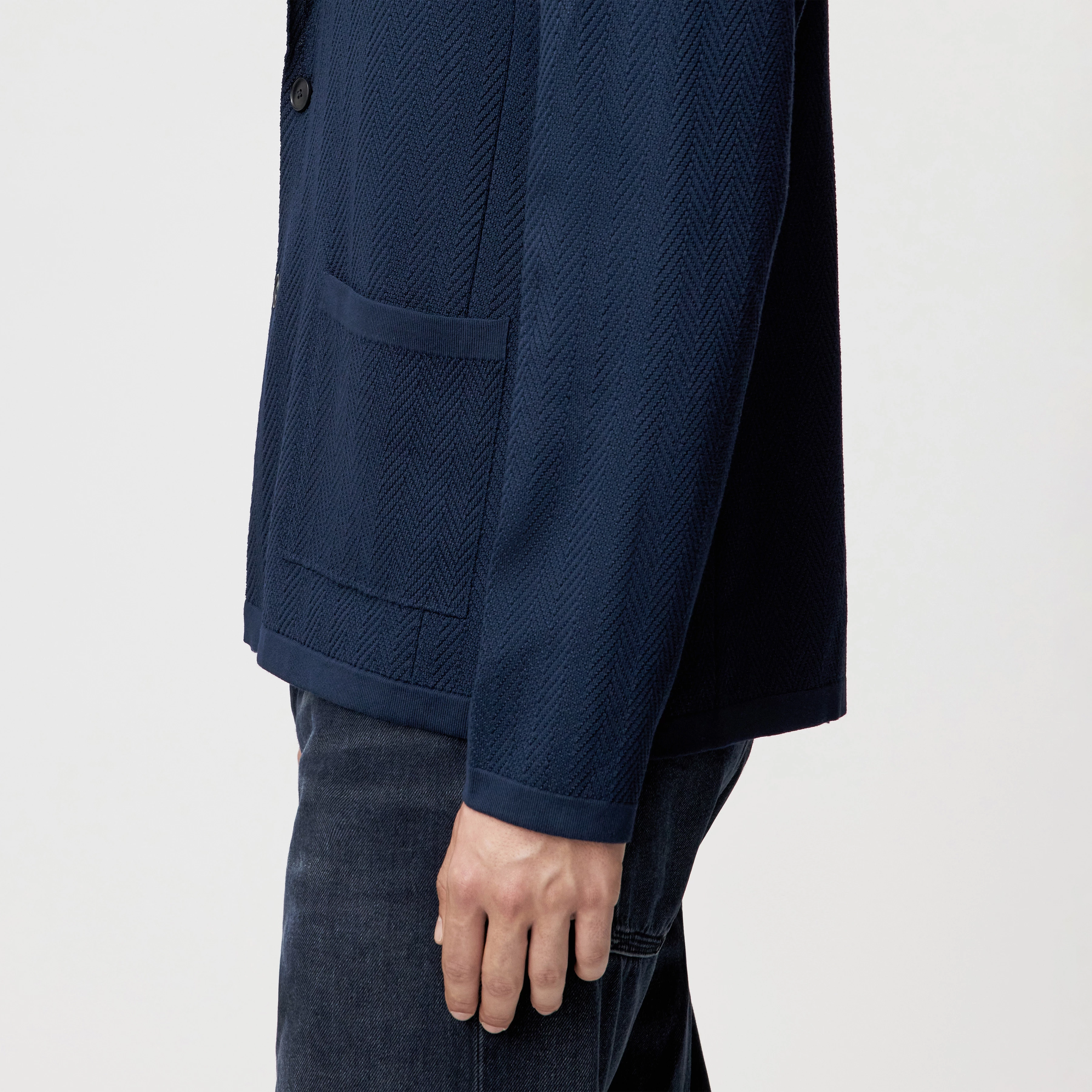 GRIGON - Knitted jacket in viscose mix - men - blue - Detailansicht am Model