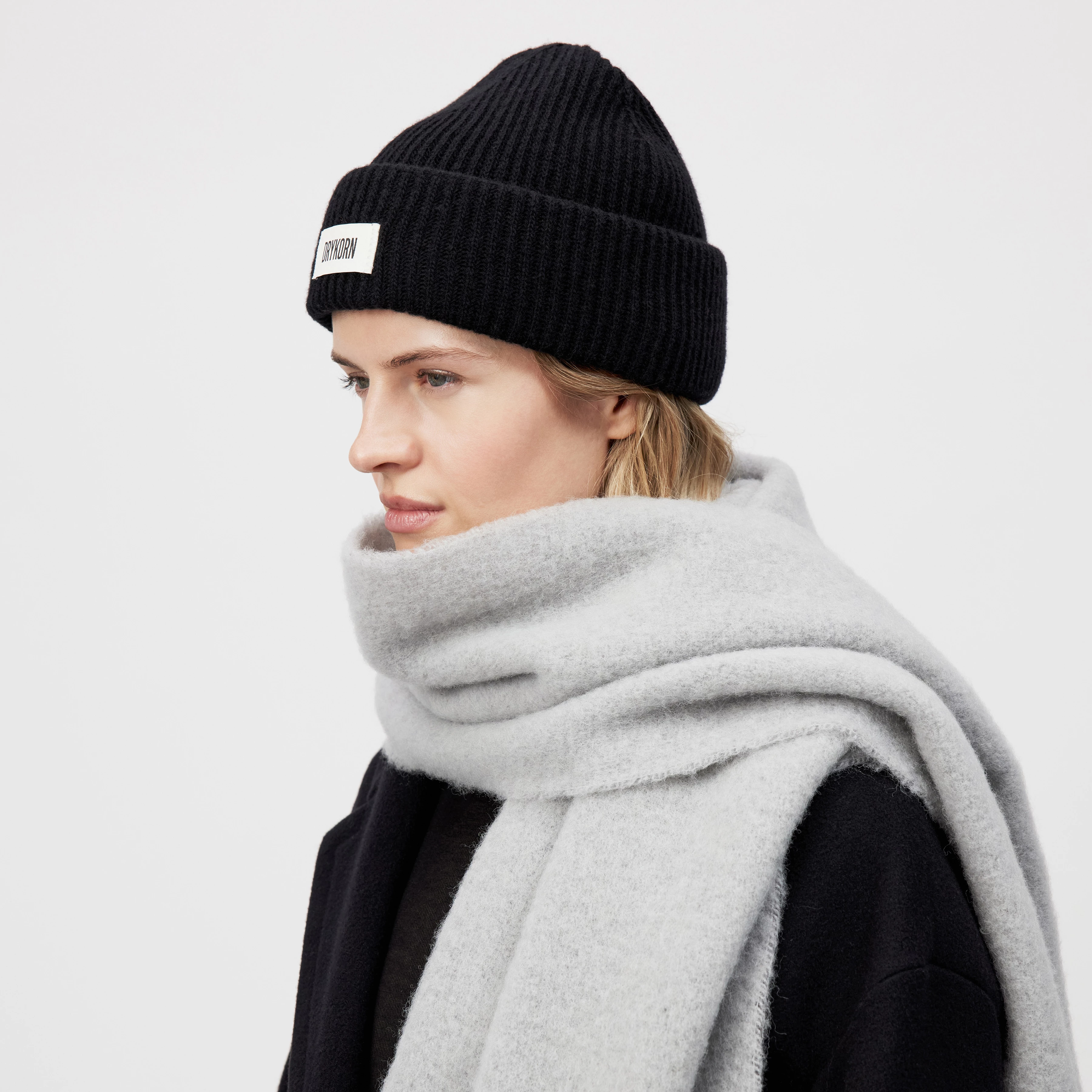 NEREA_3 - Beanie in virgin wool - unisex - Natural Aluminium - Ganzkörper-Frontansicht