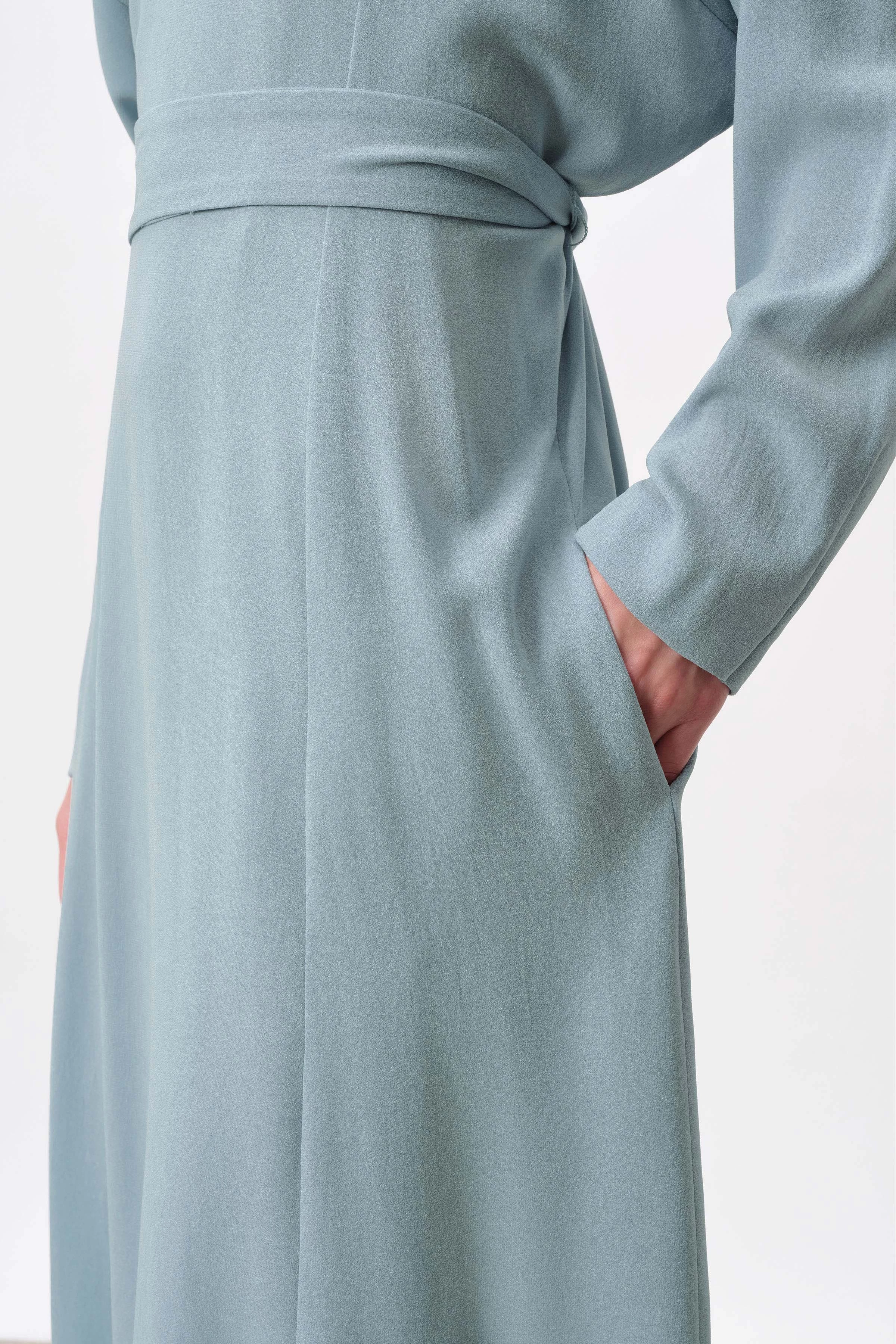 KAROYA - Kleid mit Raglanärmel und Bindegürtel in hochwertigem Crepe - Damen - blau - Detailansicht am Model