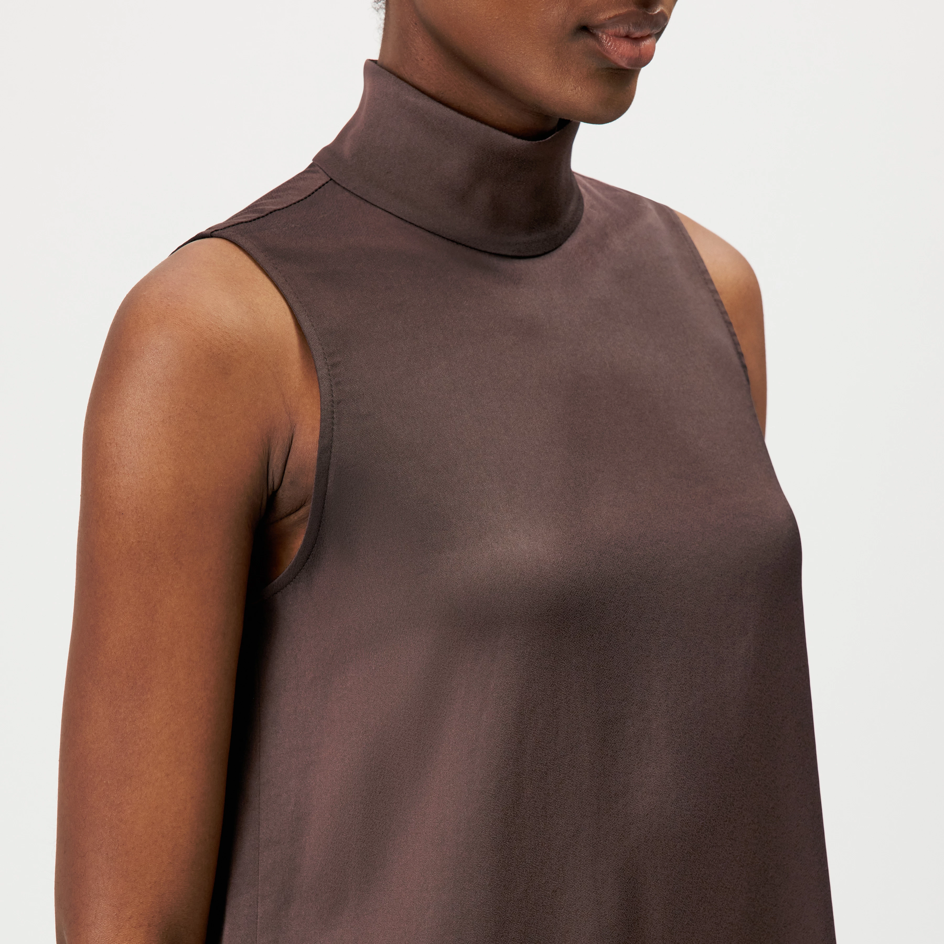 HALIRA - Top blouse en satin à col montant - women - marron - Detailansicht am Model