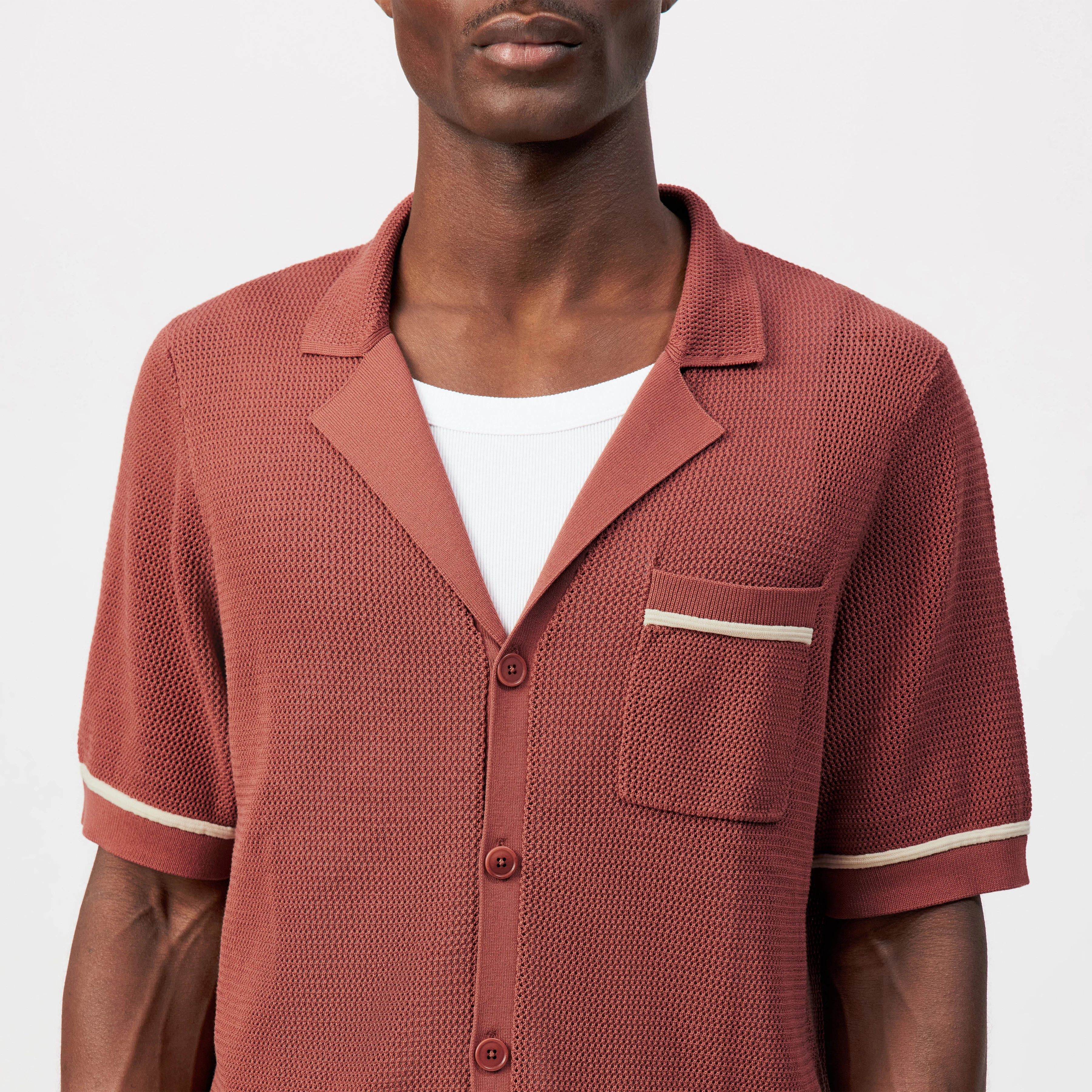FLAVIRO - Relaxed fit fine knit short sleeve shirt - men - orange - Detailansicht am Model