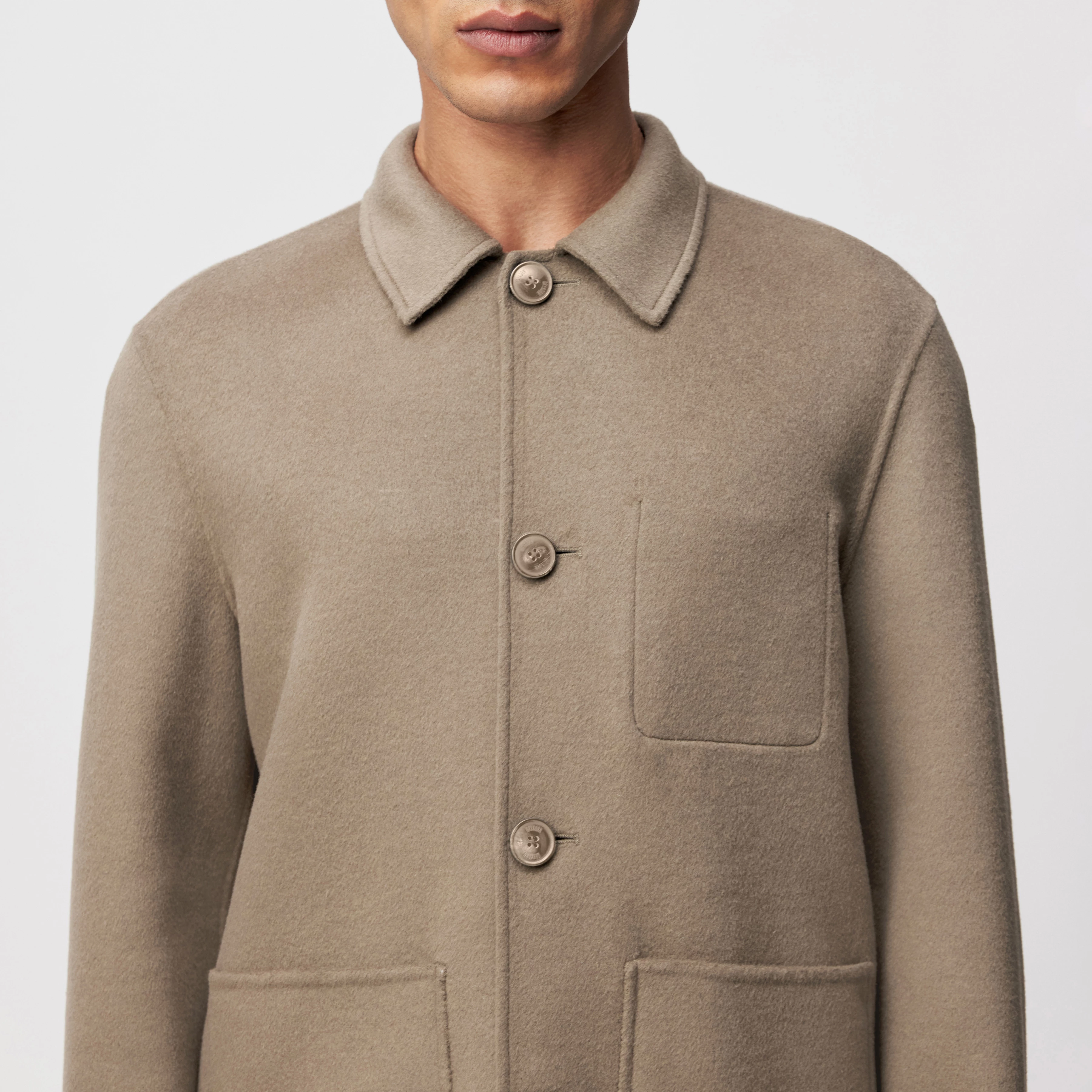 MAKONA - Indoor Jacke in Woll-Doubleface - Herren - braun - Detailansicht am Model