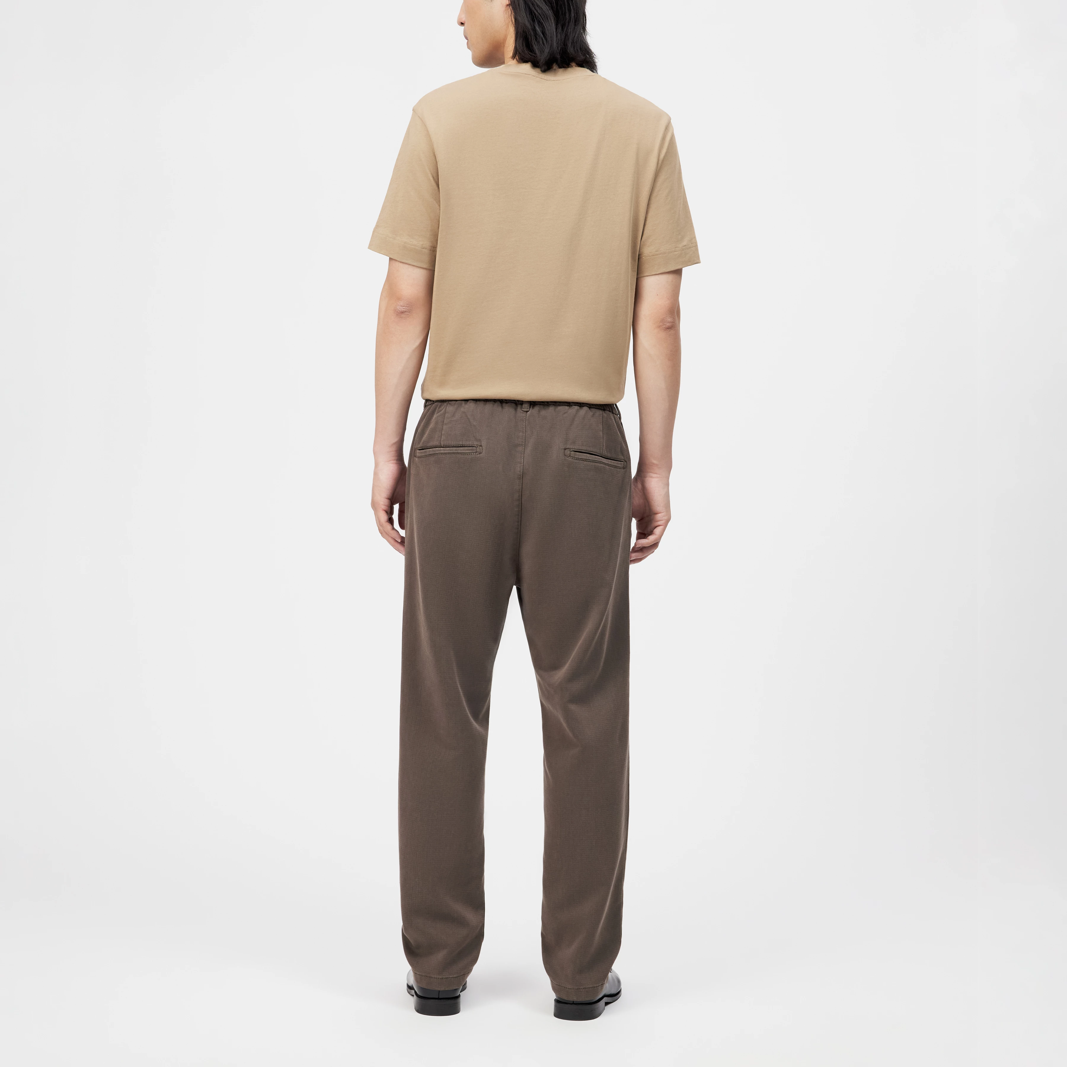 CHASY_RGLR - Casual trousers with pleats in a lyocell-cotton blend - men - brown - Rückansicht