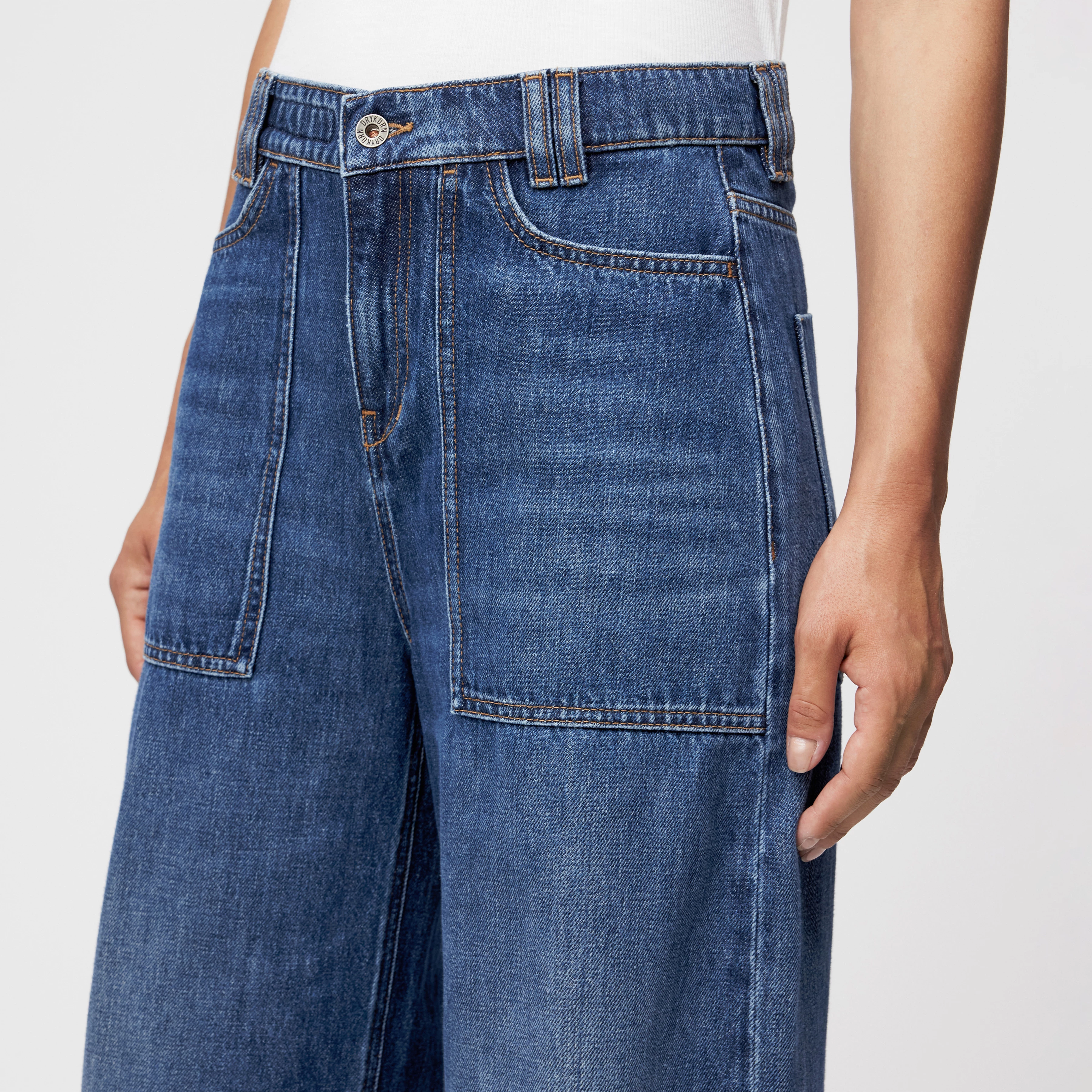 DERIVE - Mid-Waist Jeans in Mid-Blue Denim - Damen - blau - Detailansicht am Model