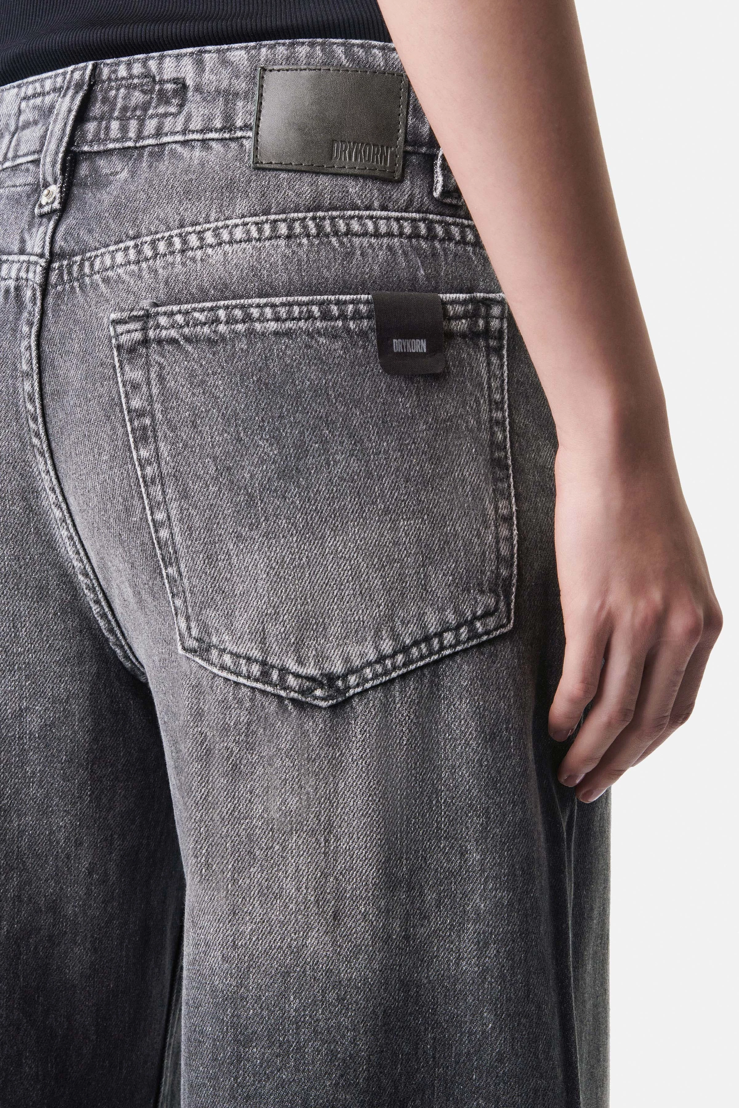 MEDLEY - Mid-Waist Jeans mit weitem Bein in fließendem grey Denim - Damen - grau - Detailansicht am Model