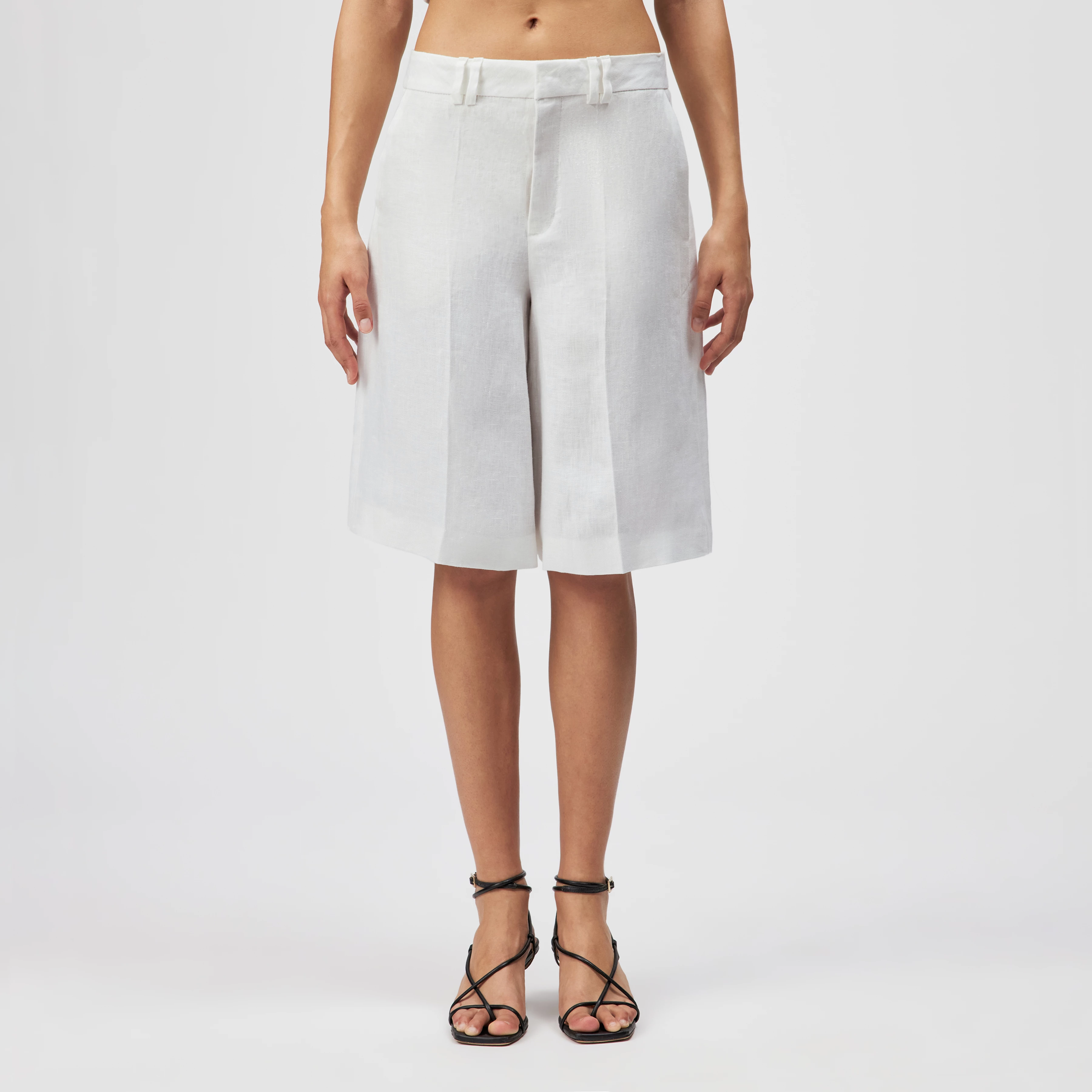 GOVERN - Relaxed Fit Bermuda Shorts in Linen - women - off white - Frontansicht