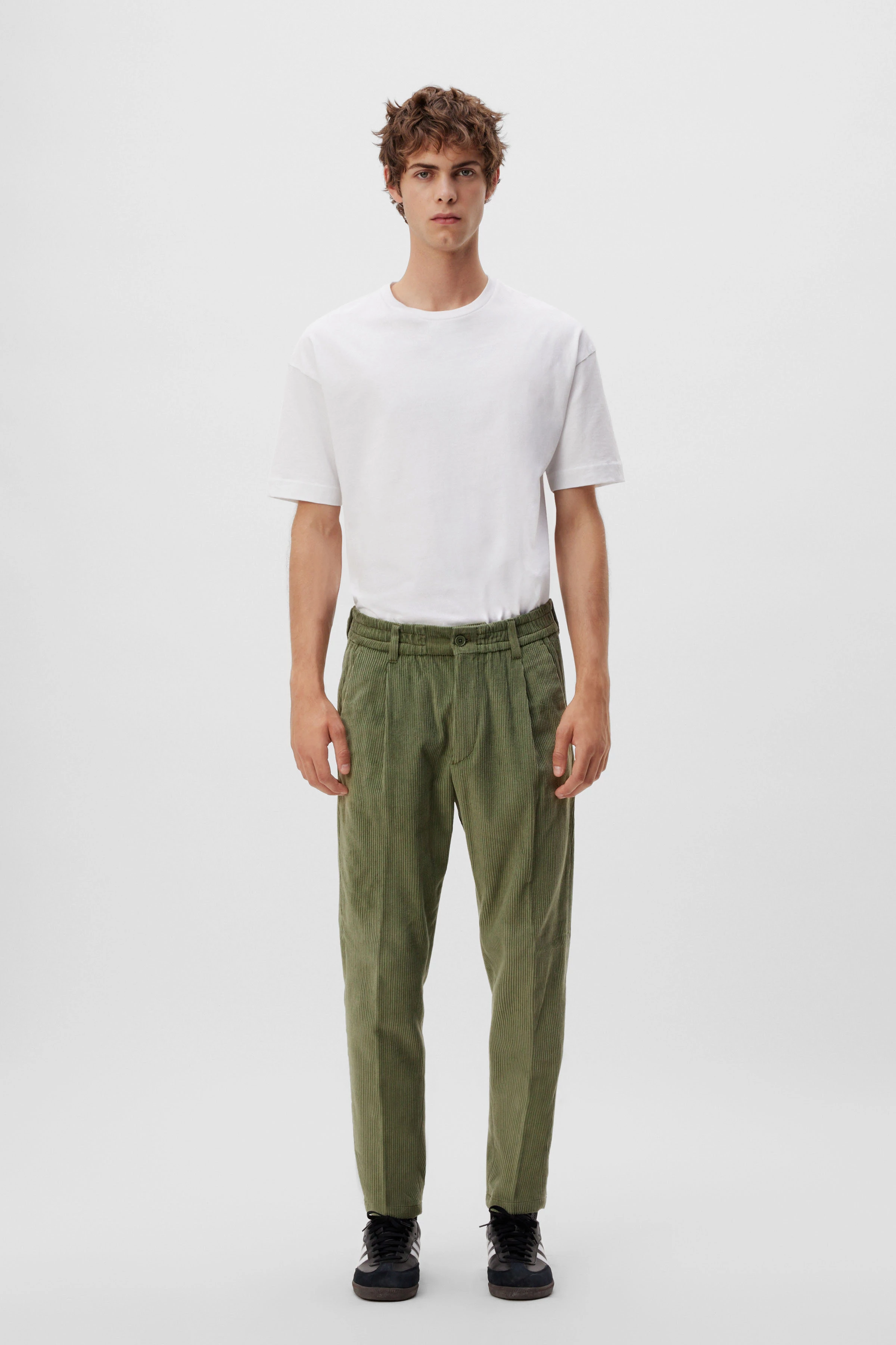 CHASY - casual trousers with pleat in corduroy - men - green - Ganzkörper-Frontansicht