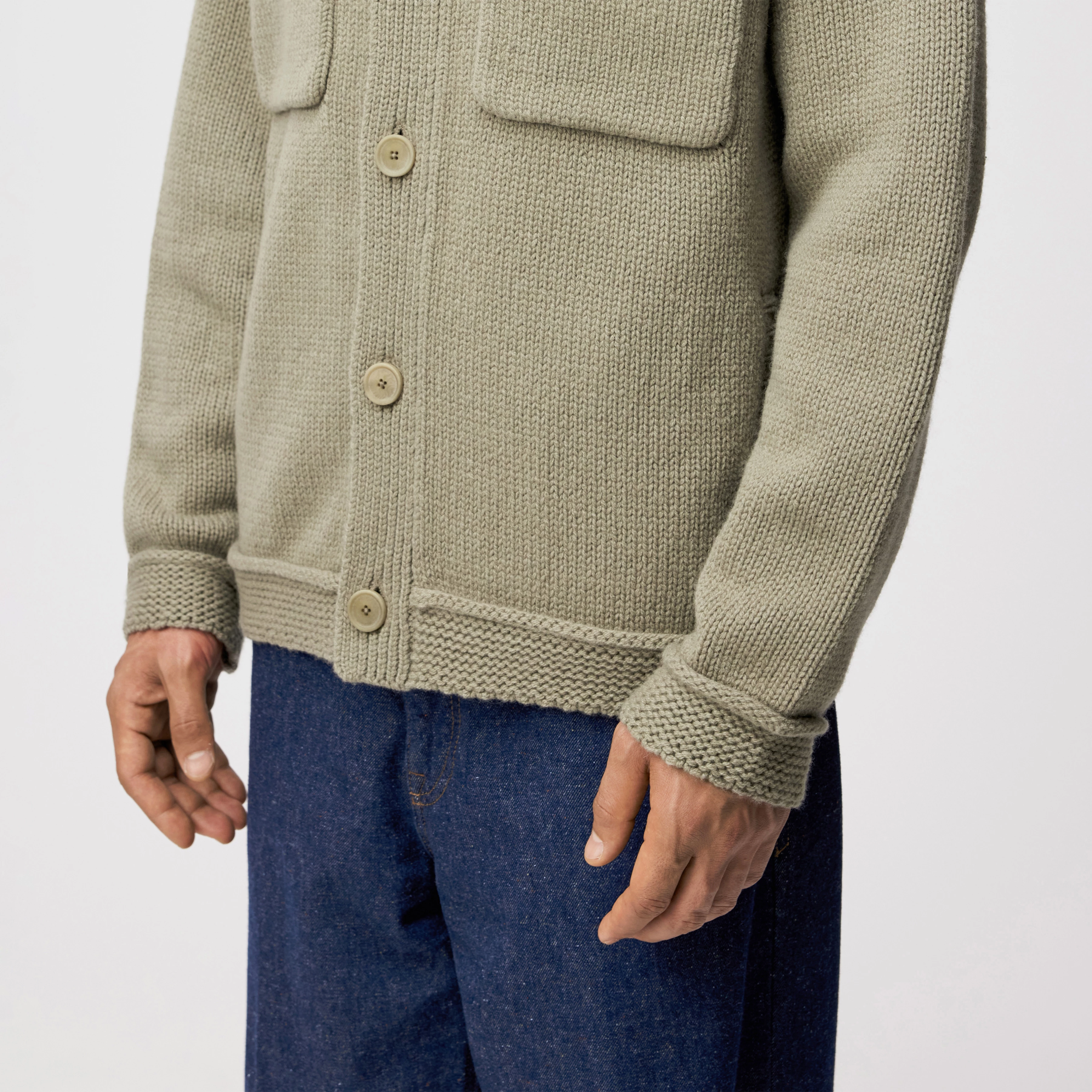 TEDMOND - Strickovershirt in Lammwolle - Herren - grün - Detailansicht am Model