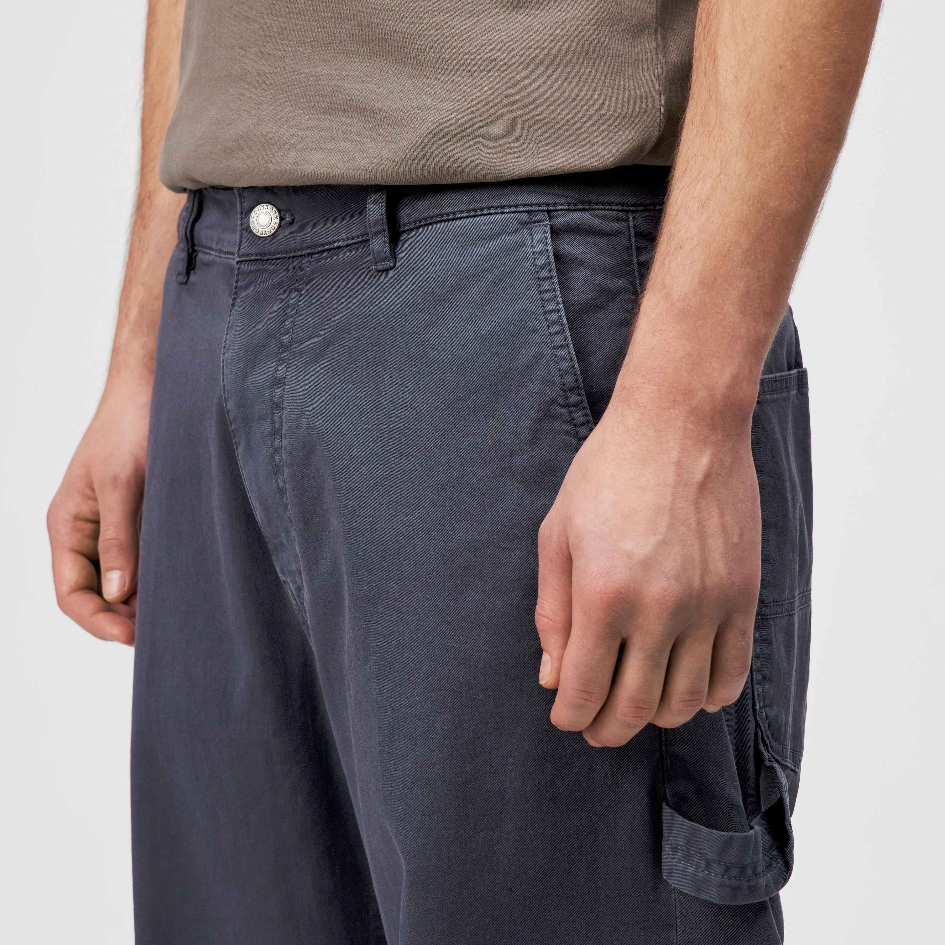 GONAGO - Utility Hose in cotton blend - men - blue - Detailansicht am Model