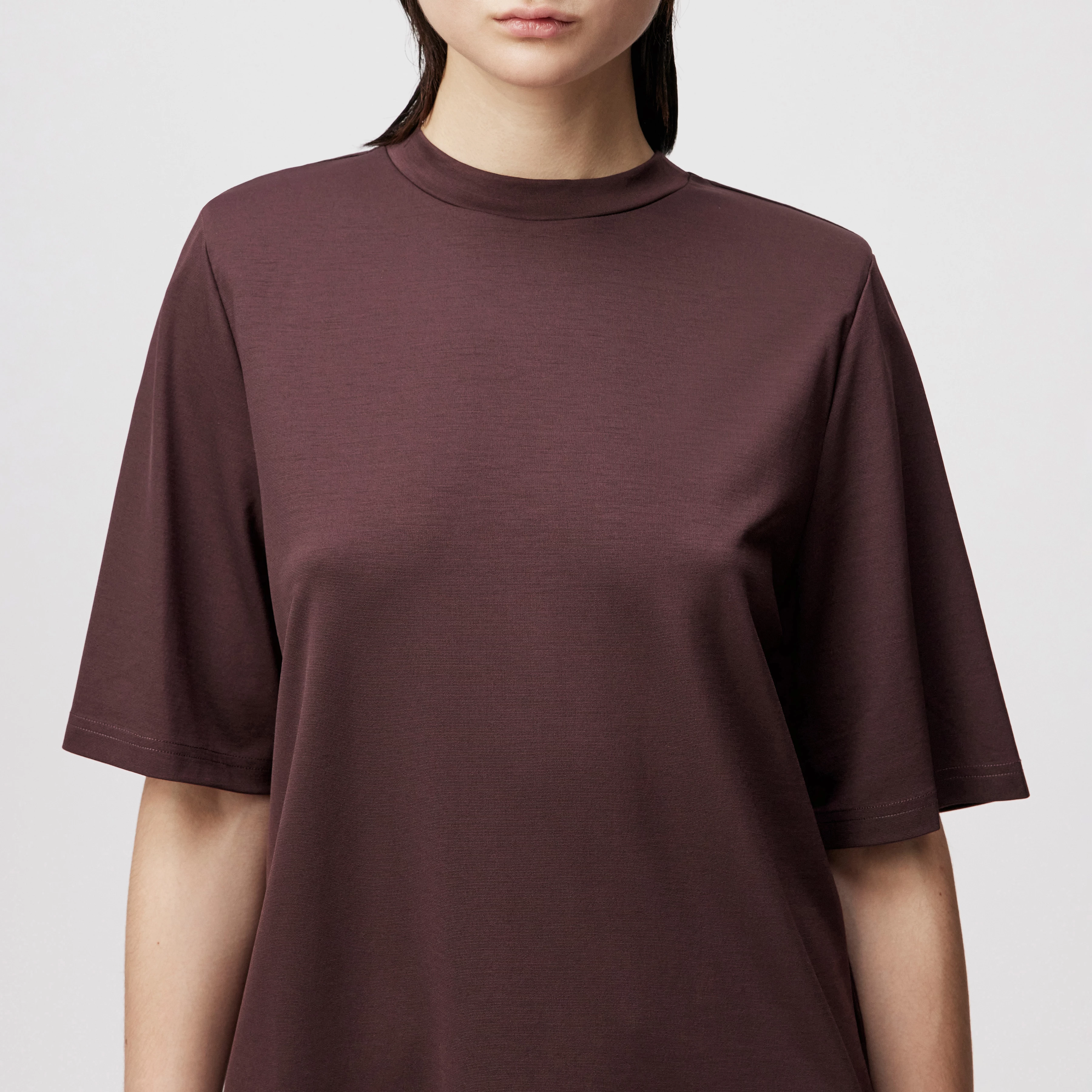 TADURA - T-shirt in lyocell blend - women - red - Detailansicht am Model