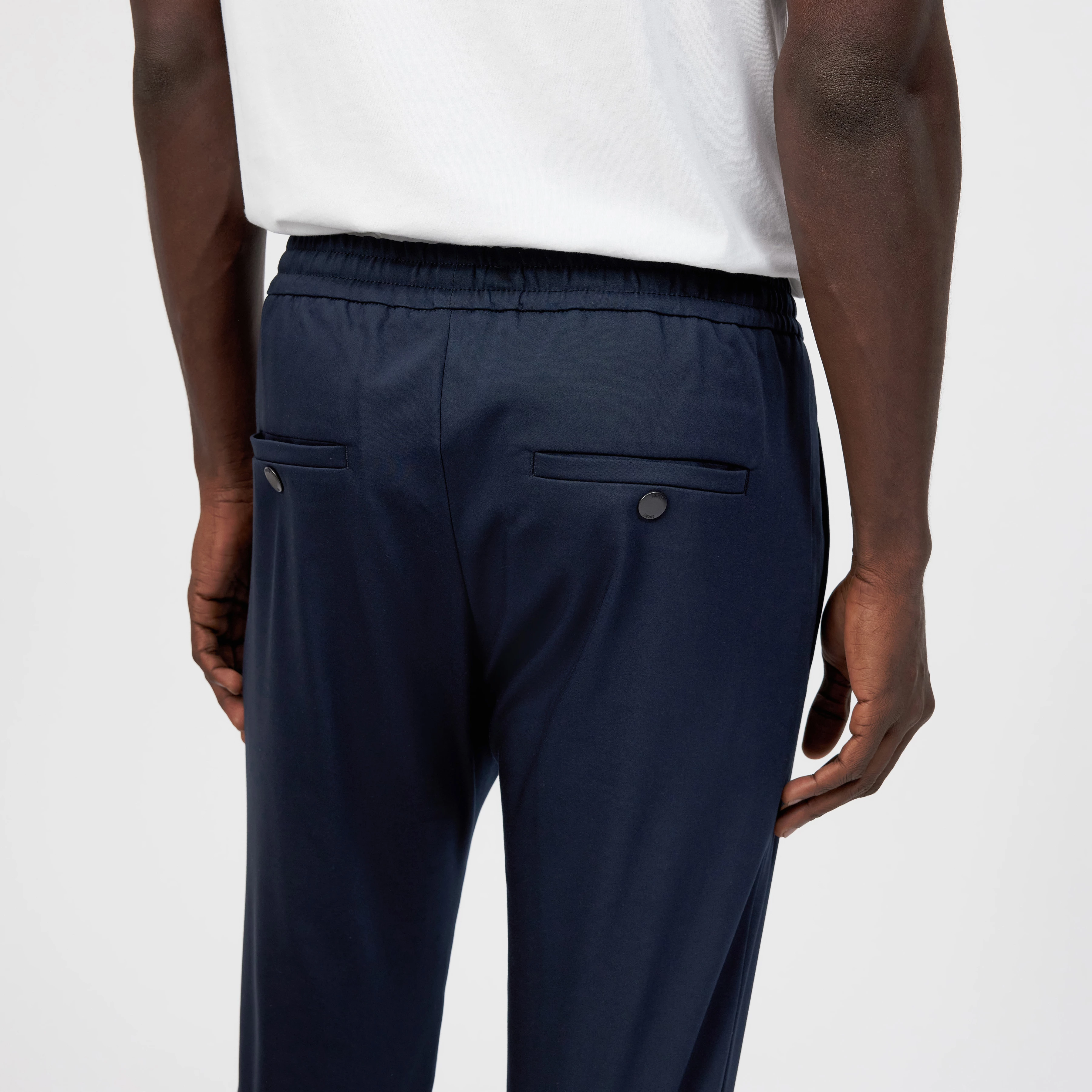 JEGER - Jogging trousers with drawstring in technostretch satin - men - blue - Detailansicht am Model