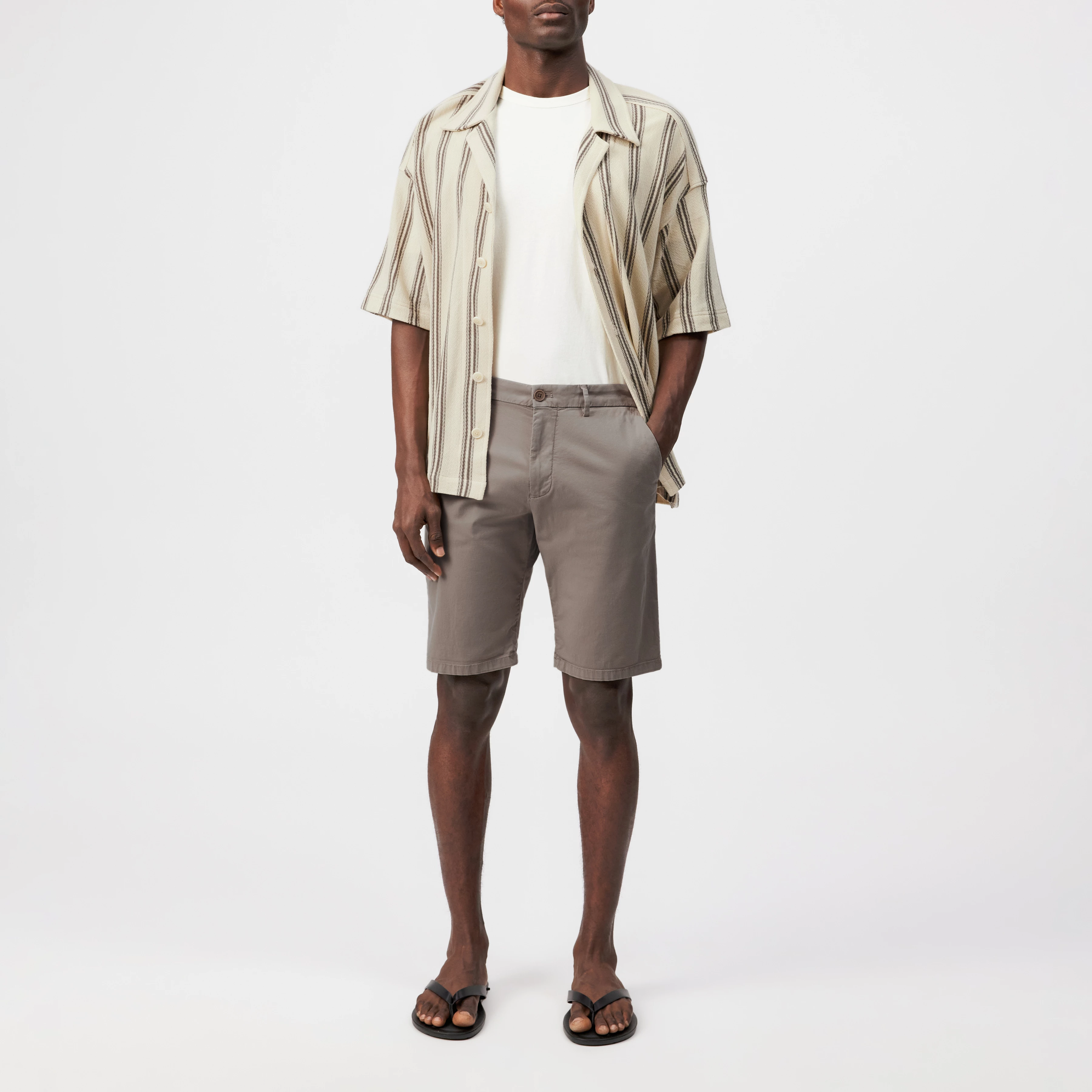 KEND - Chino Shorts in Baumwoll-Twill - Herren - beige - Ganzkörper-Frontansicht
