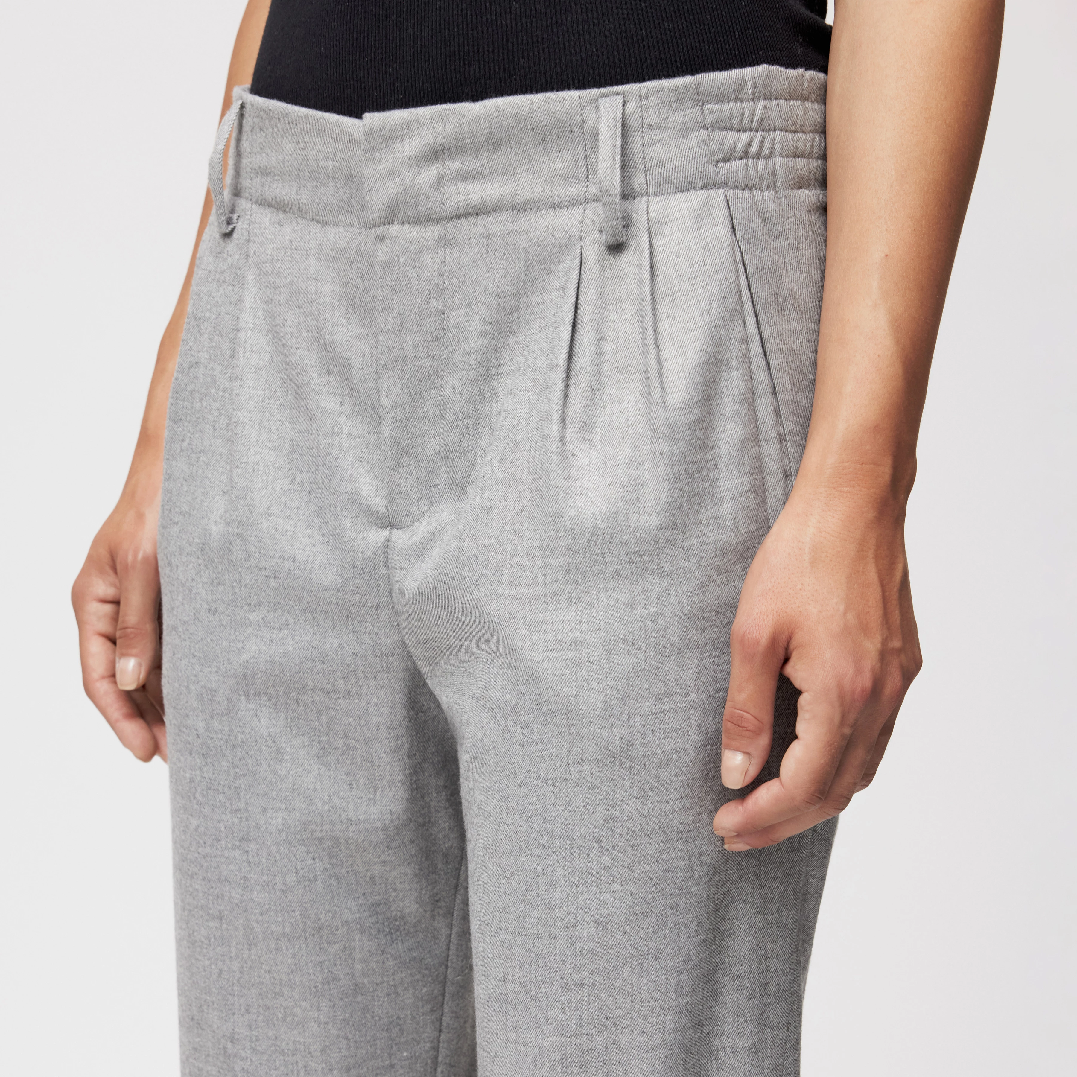 DISPATCH_0 - Pleated trousers in soft flannel - women - grey - Detailansicht am Model