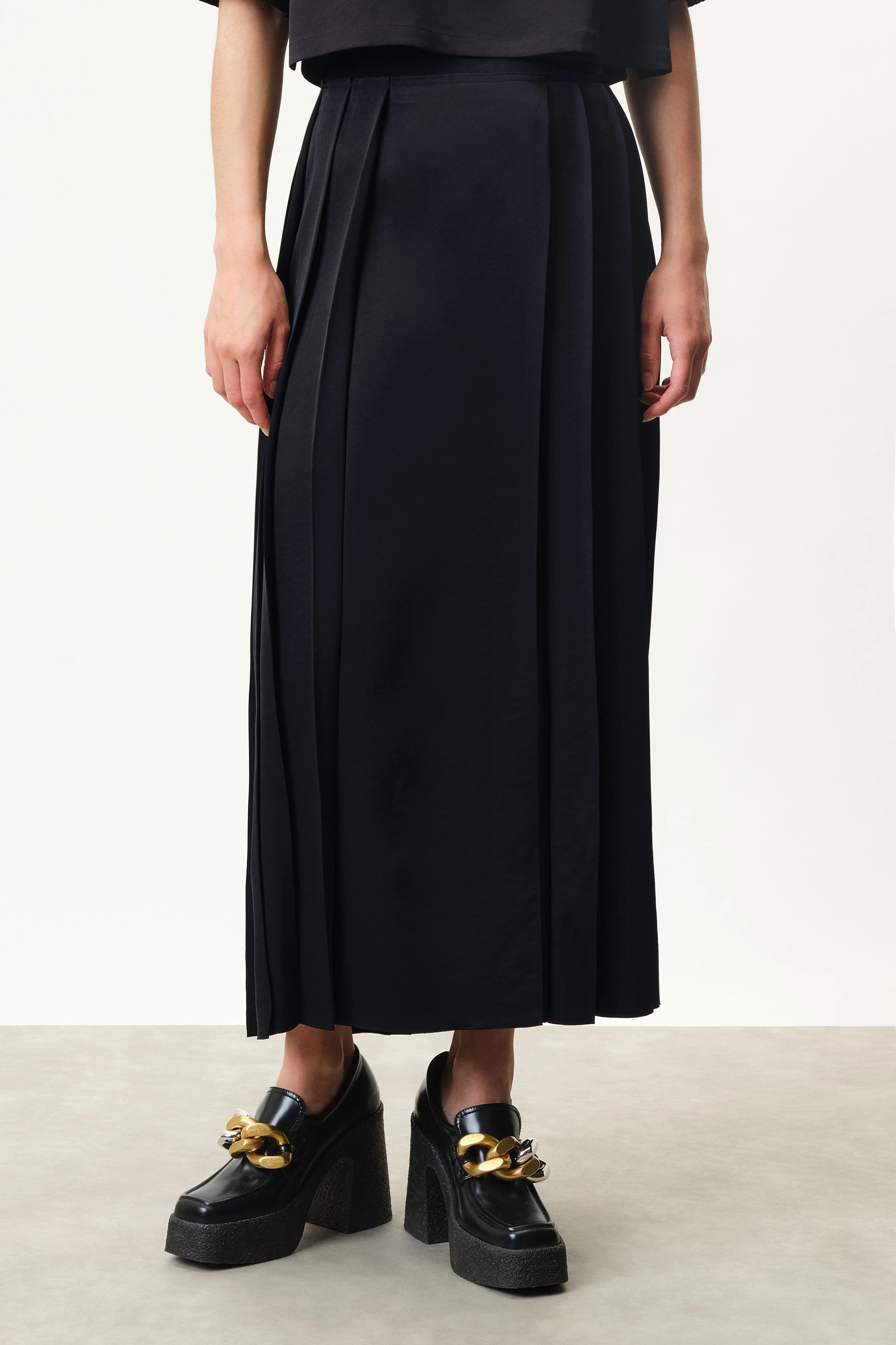 MITANA - Midirock mit Falten in luxuriösem Satin - Damen - schwarz - Frontansicht