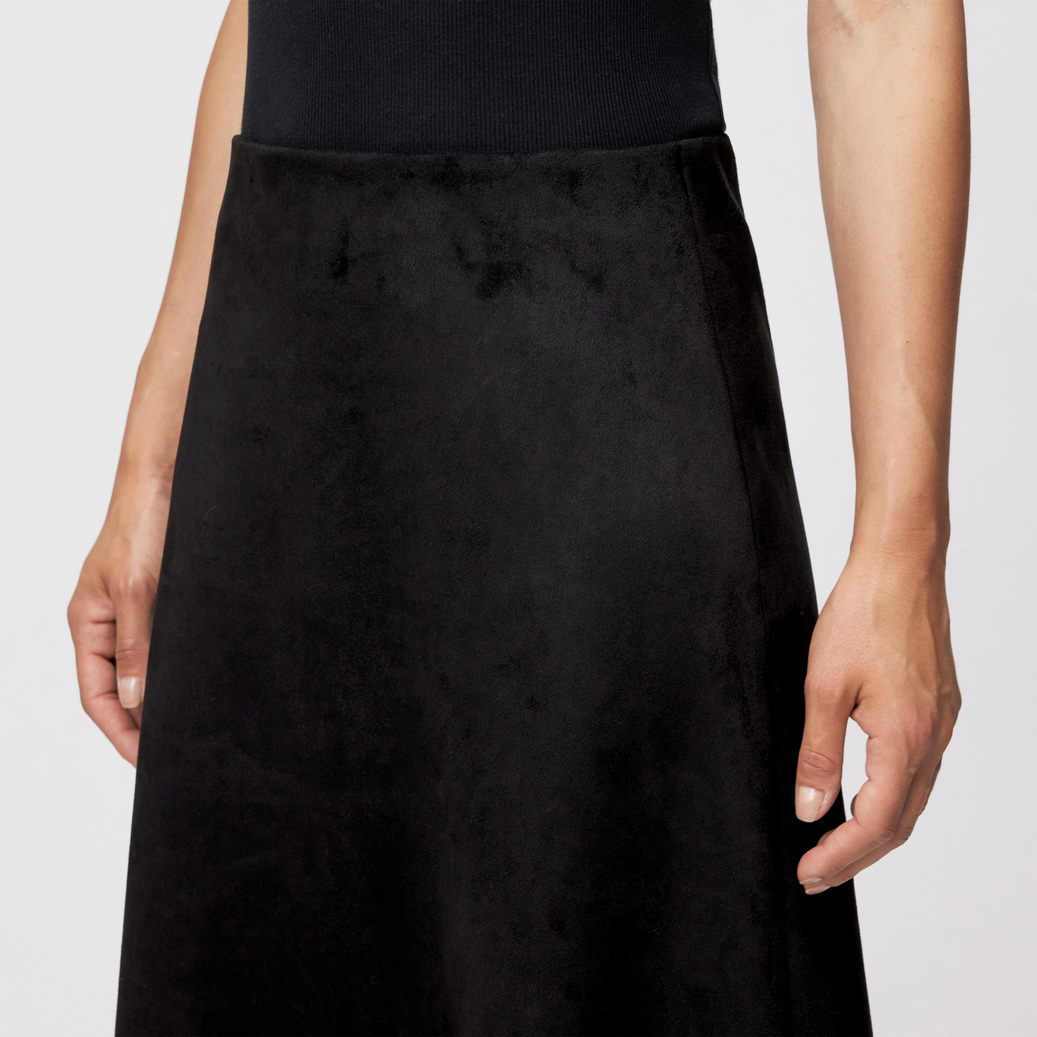 URA - Mid-length slip skirt in suede-look fabric - women - Natural Aluminium - Detailansicht am Model