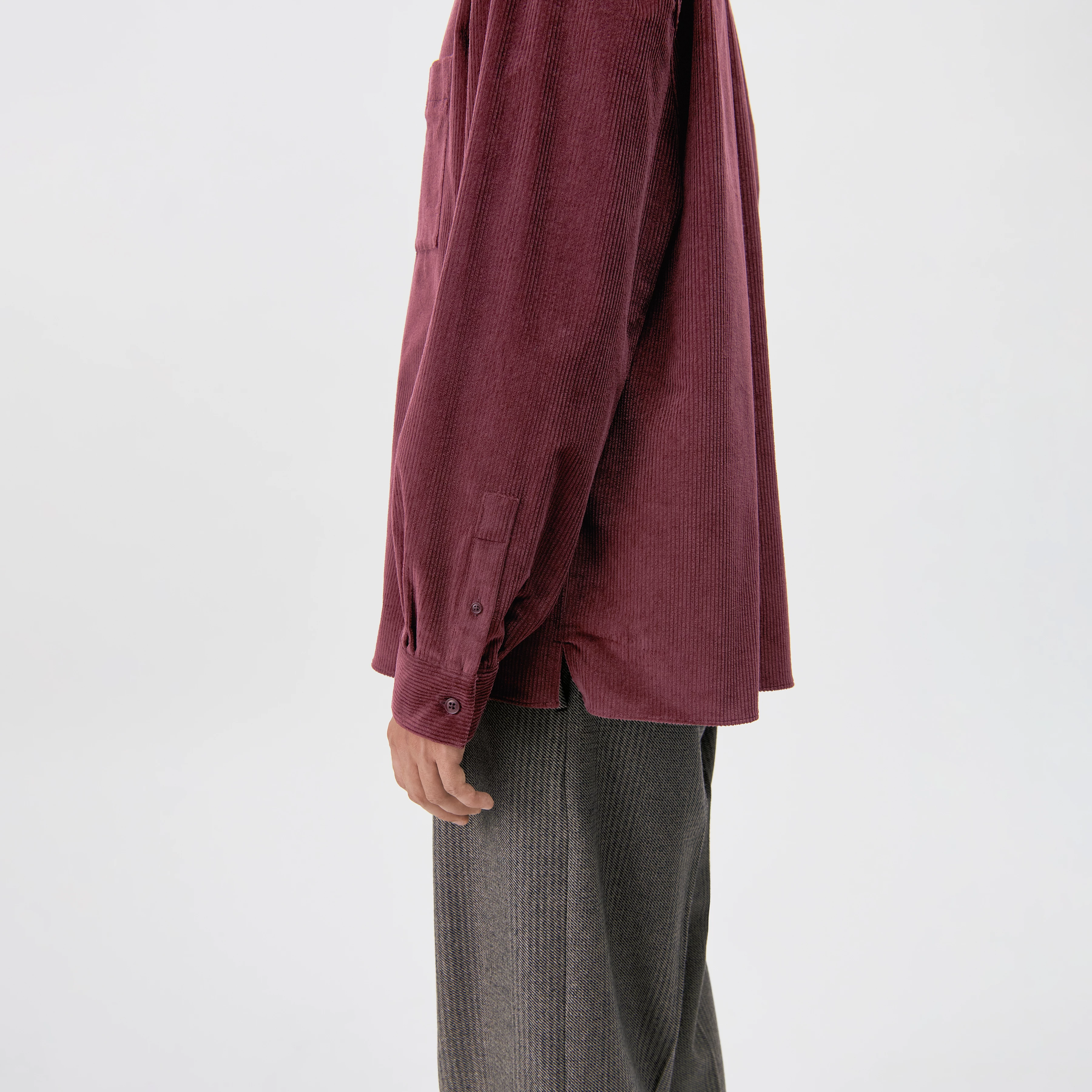 BAUNT - Regular Fit Hemd in Cord - Herren - rot - Detailansicht am Model