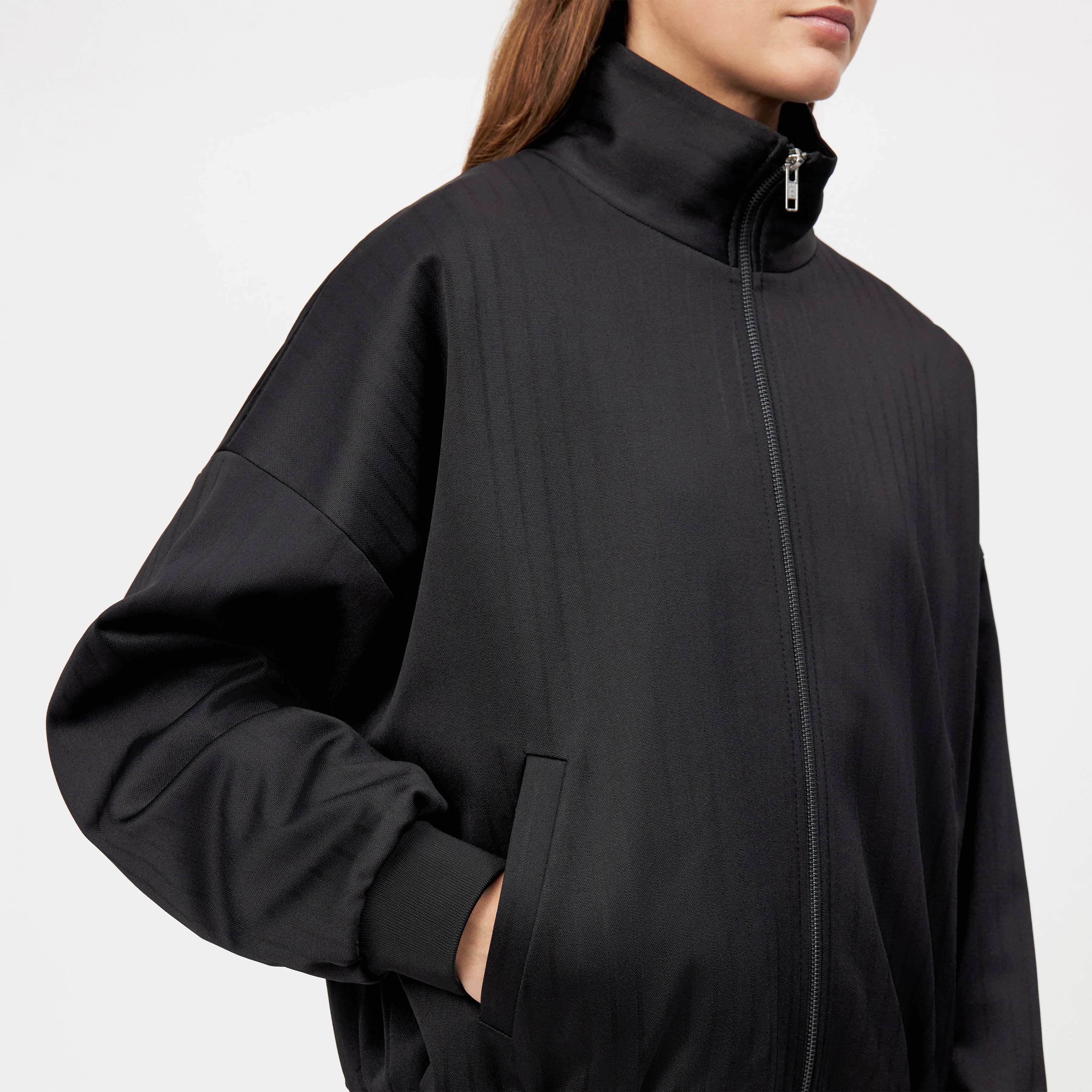 EYAM - Trackjacke in Viskose-Mix - Damen - schwarz - Detailansicht am Model