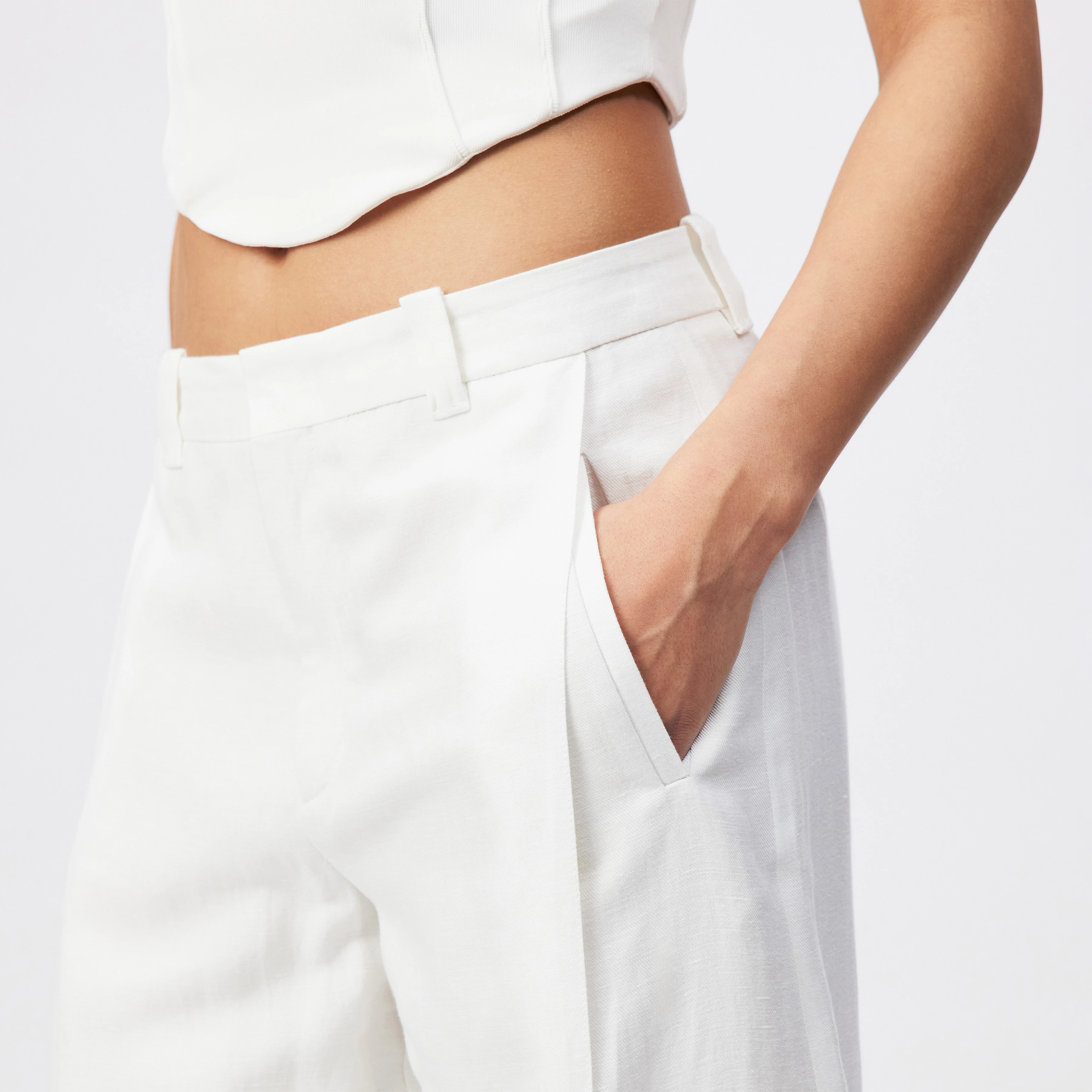 UNPACK - Leinenhose in fließendem Twill - Damen - off white - Detailansicht am Model