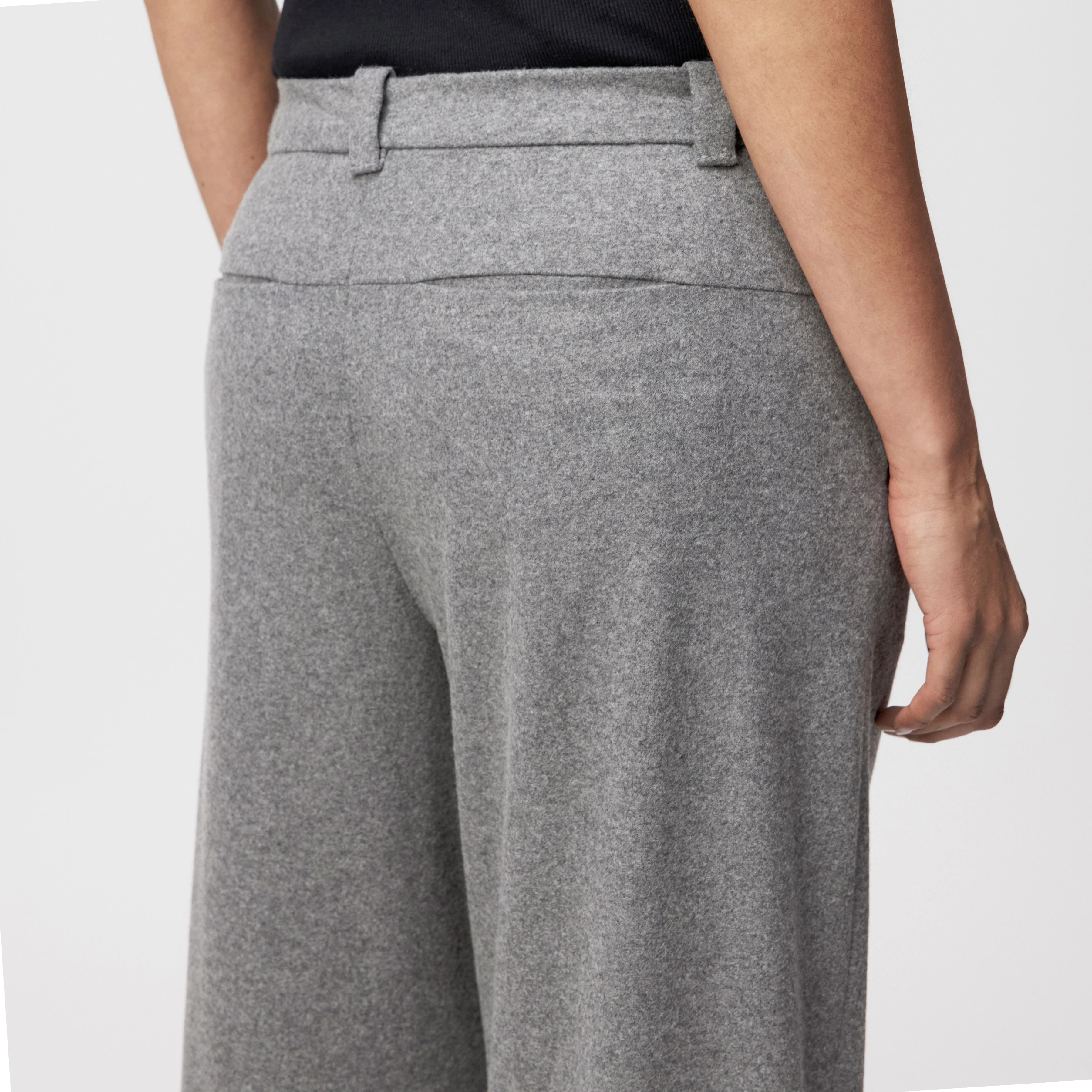 CRAWL - Pleated trousers in jersey wool mix - women - grey - Detailansicht am Model