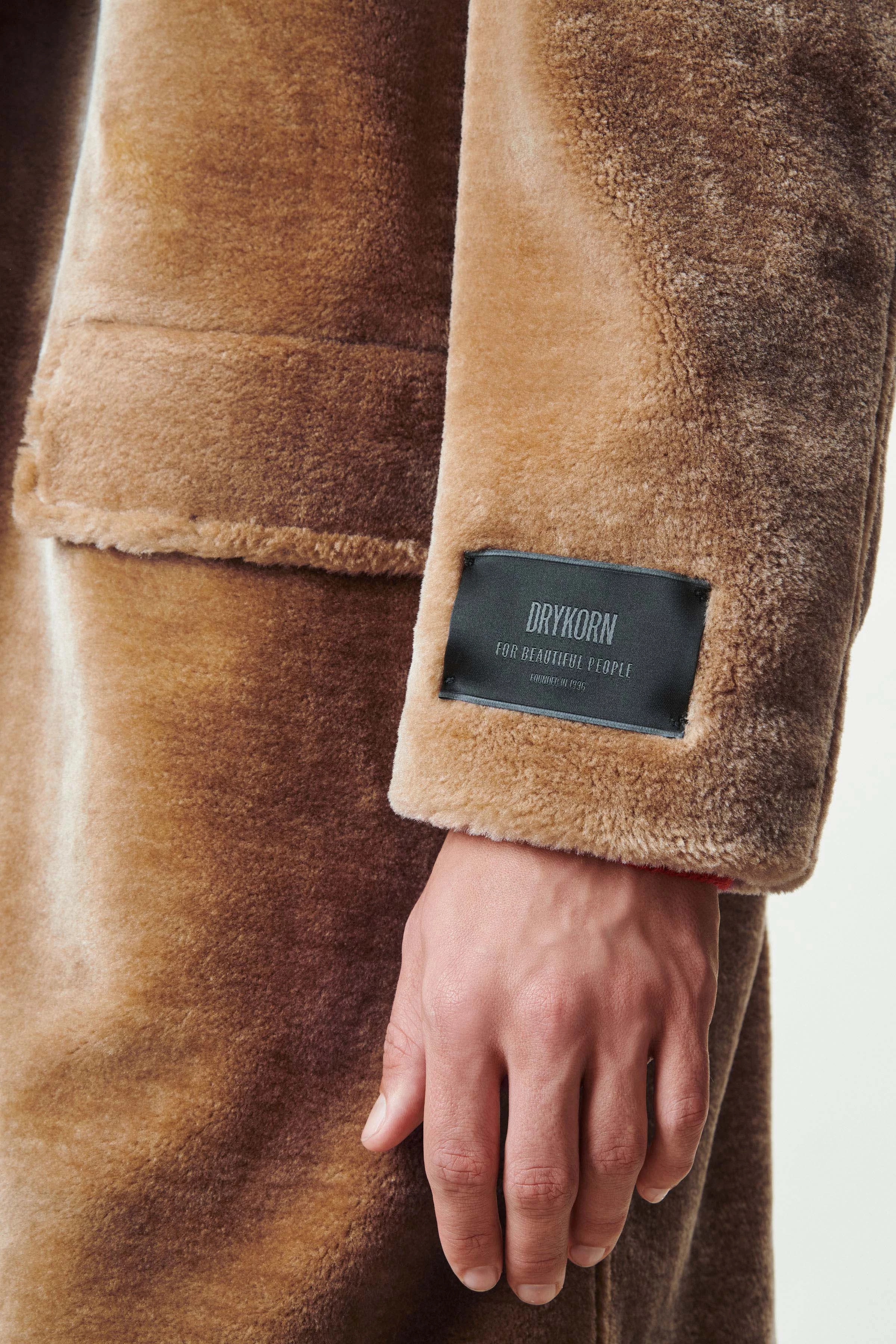 SOLANO - Reversmantel in Lammfell Optik - Herren - braun - Seitenansicht