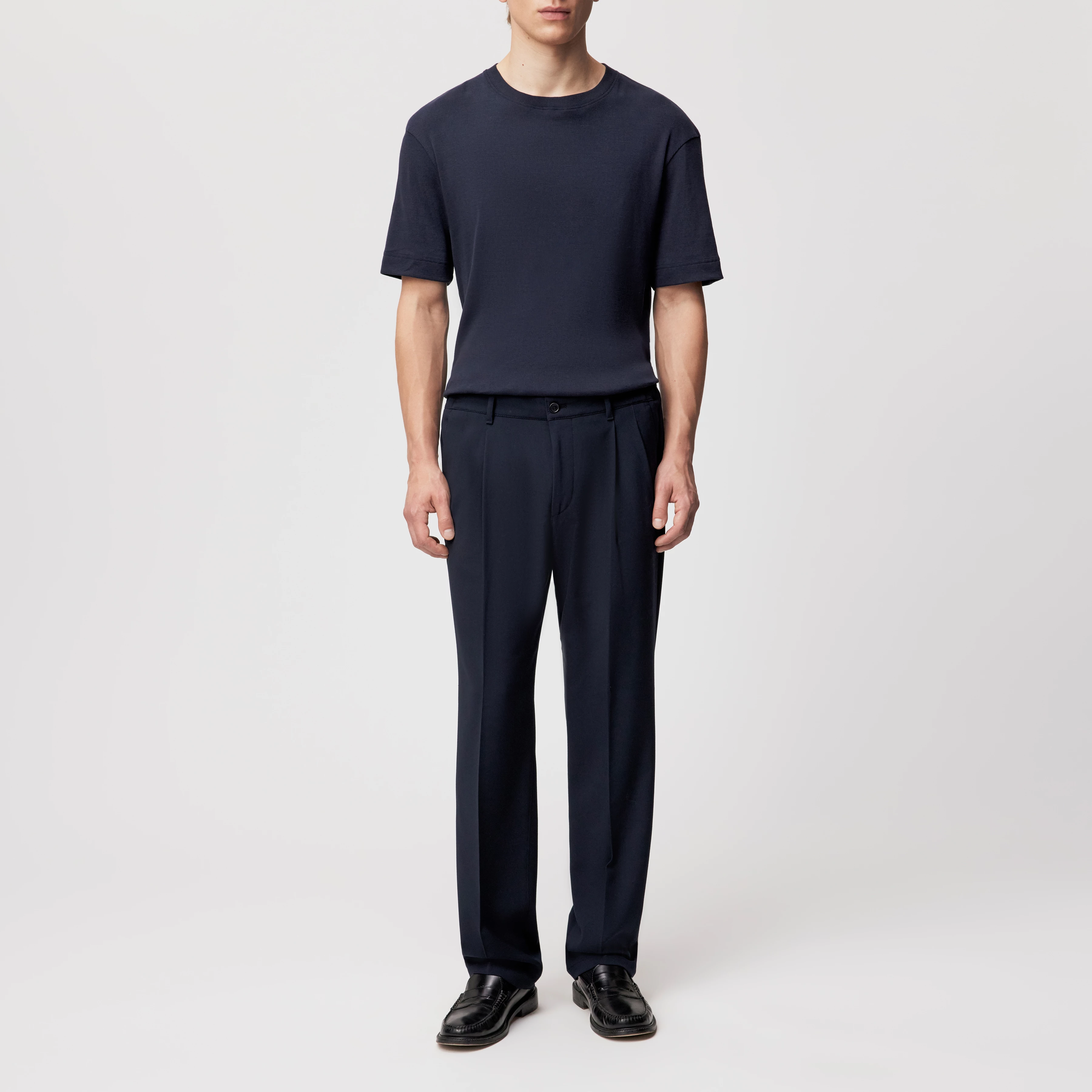 LEEK - Relaxed Fit Bundfaltenhose in Gabardine - Herren - blau - Ganzkörper-Frontansicht