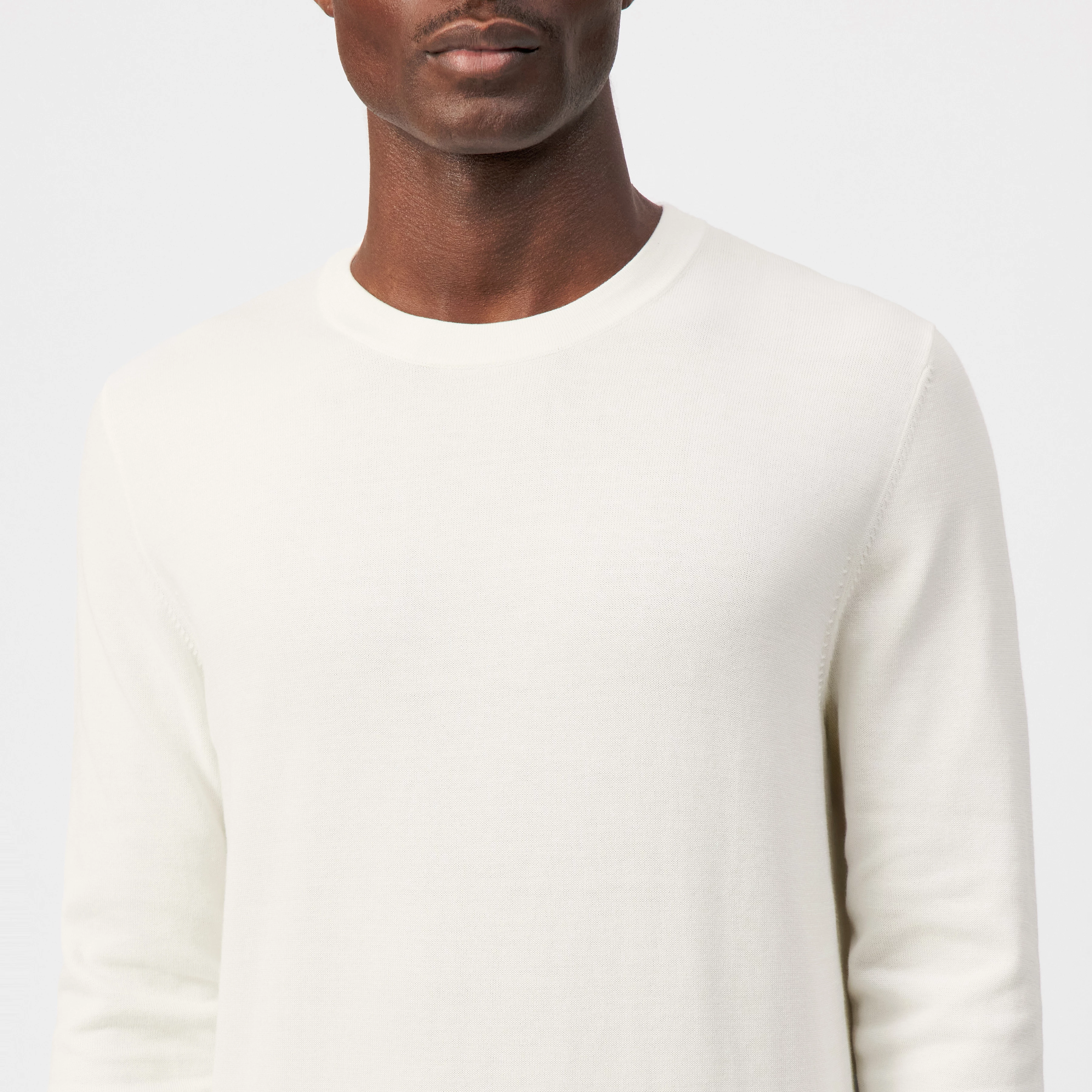 IRMINO - Long sleeve in pure cotton - men - off white - Detailansicht am Model