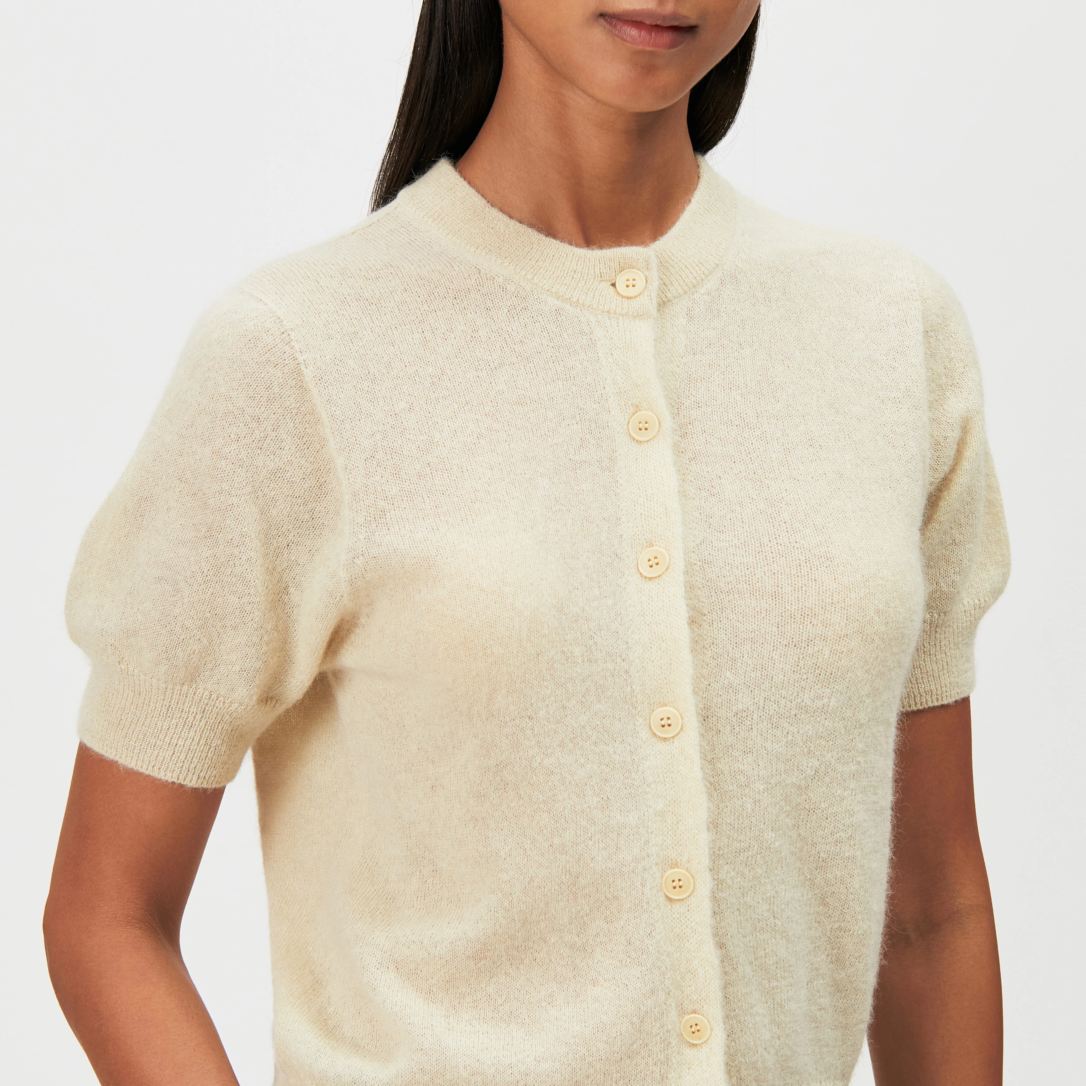 DARYANI - Alpaca-blend cropped cardigan - women - yellow - Detailansicht am Model