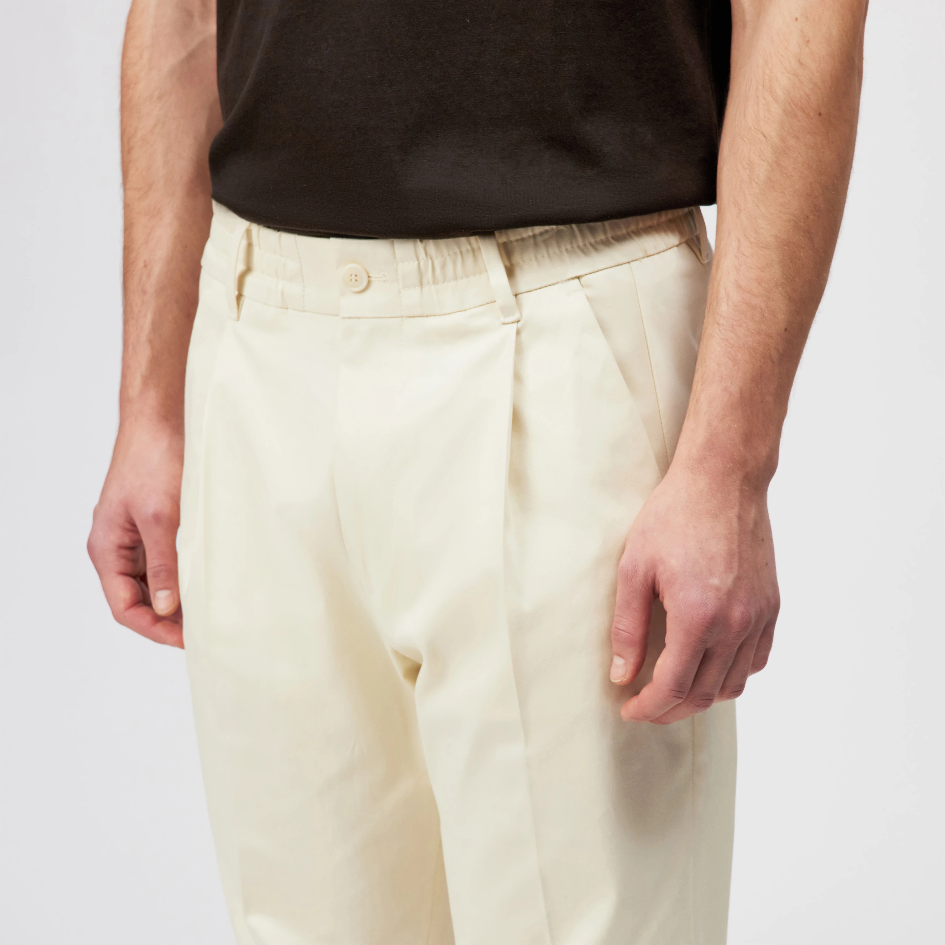 CHASY - Casual Hose mit Bundfalte in Baumwoll-Gabardine - Herren - beige - Detailansicht am Model