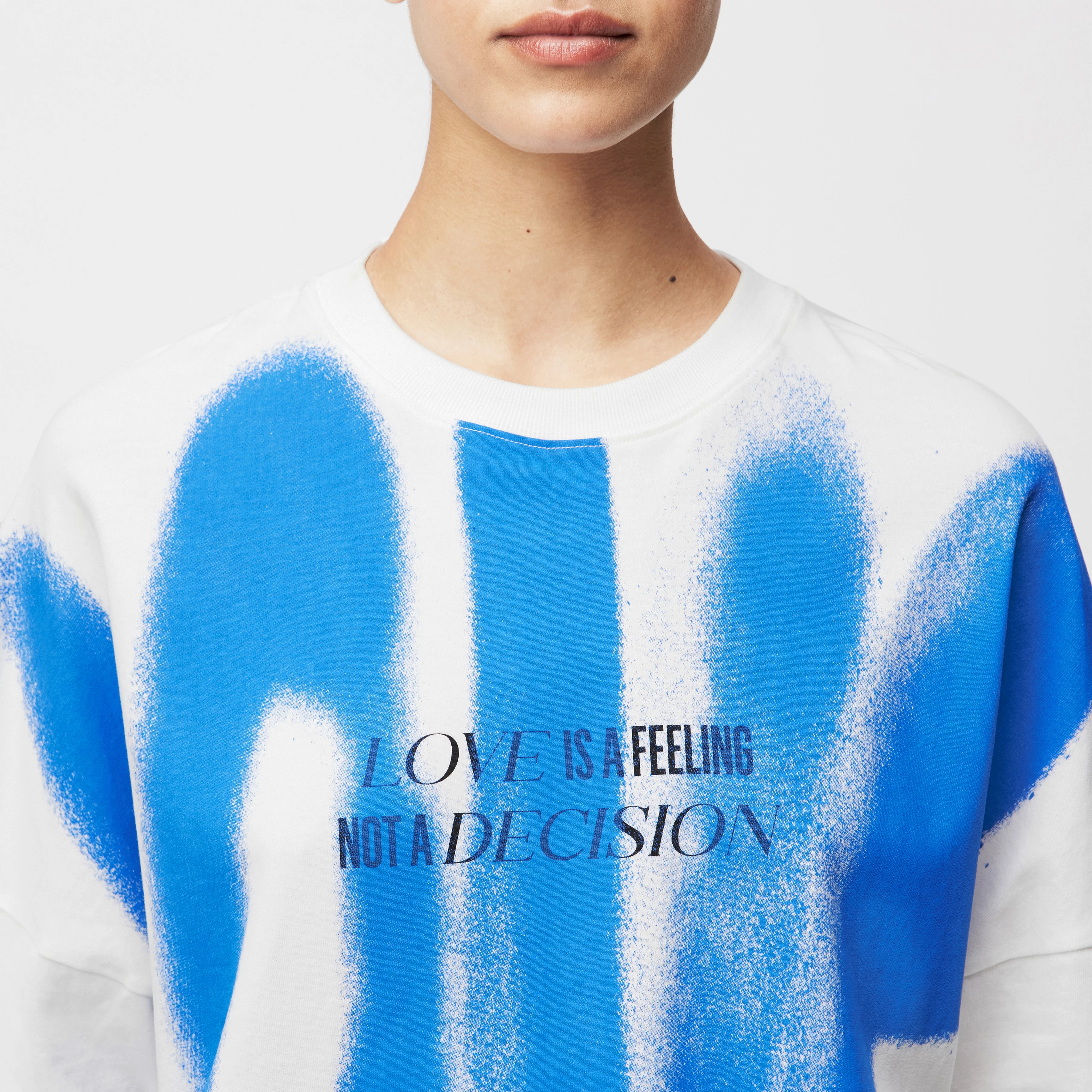 KUSIA_P9 - Verkürztes T-Shirt in gewaschener Optik - Damen - off white - Detailansicht am Model