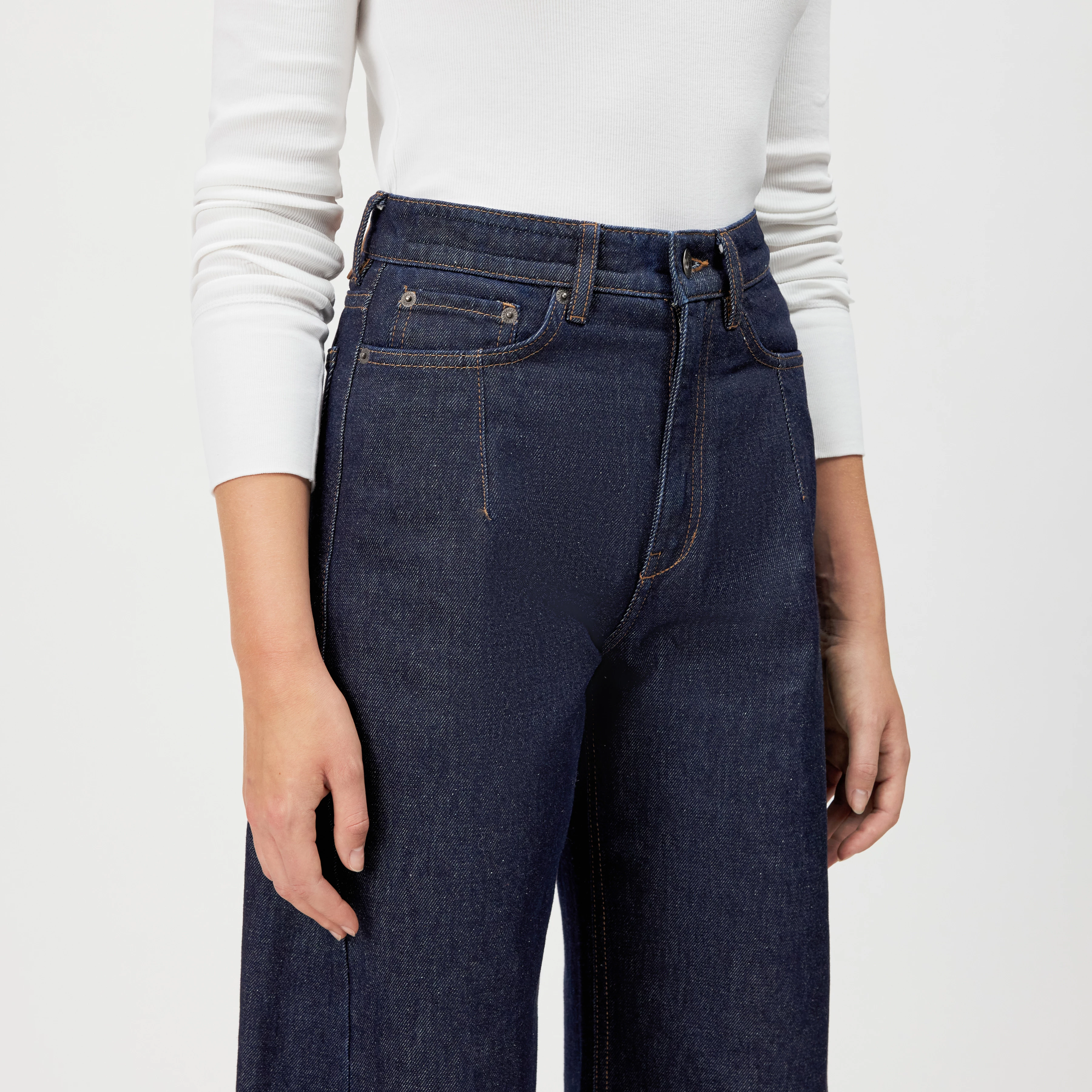 LIABLE - Relaxed fit trousers in soft denim - women - blue - Detailansicht am Model
