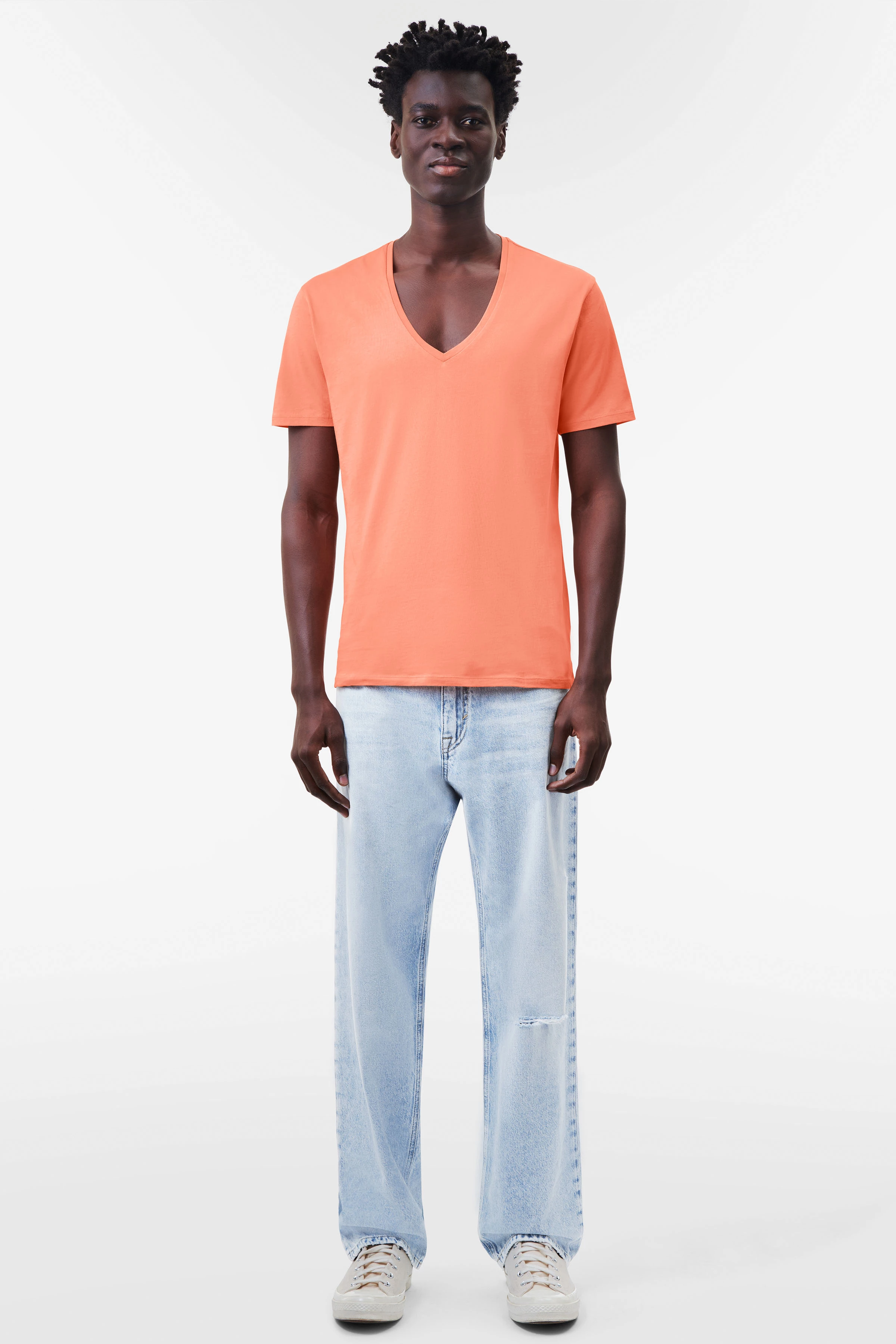 QUENTIN - V-Neck T-Shirt in cleaner Baumwolle - Herren - orange - Ganzkörper-Frontansicht