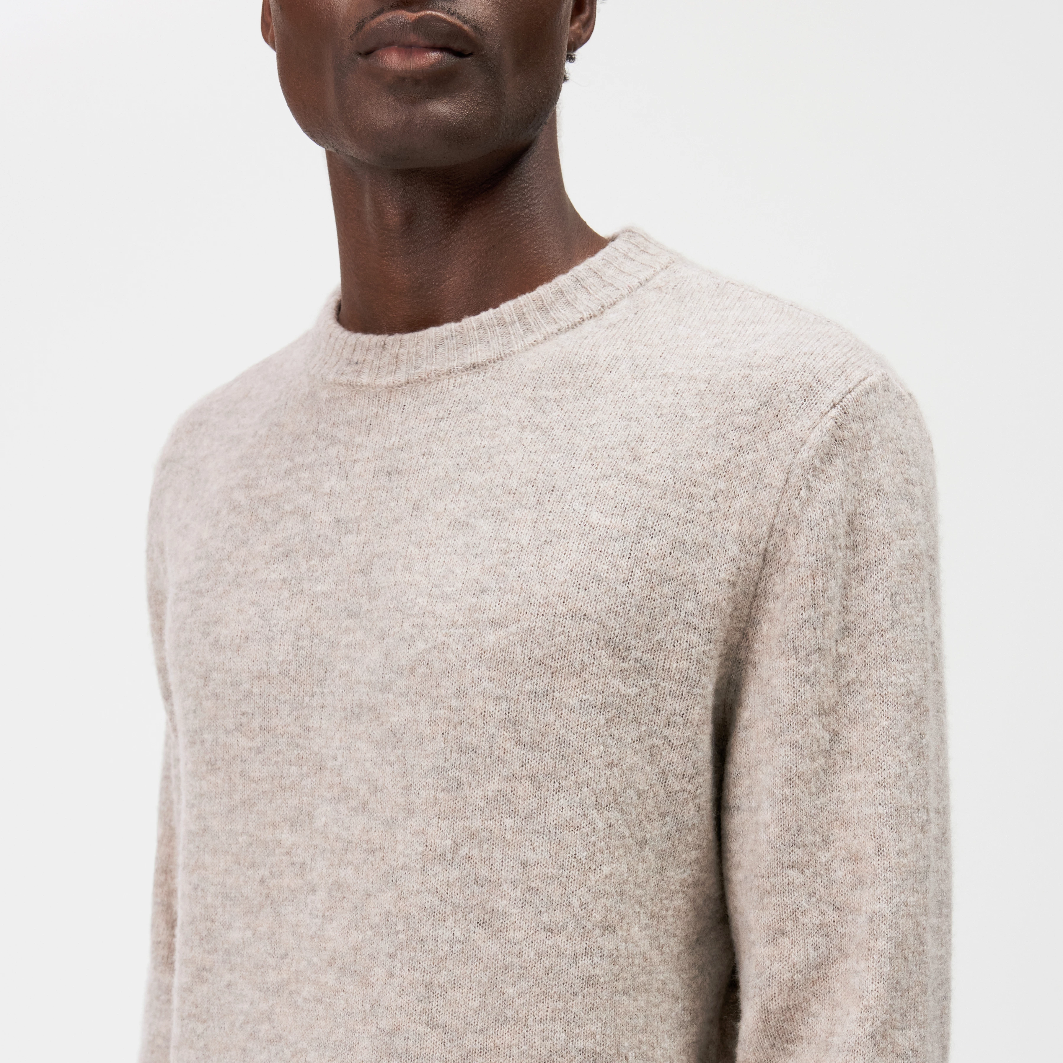 LEANDO - Round-neck jumper in wool blend - men - beige - Detailansicht am Model