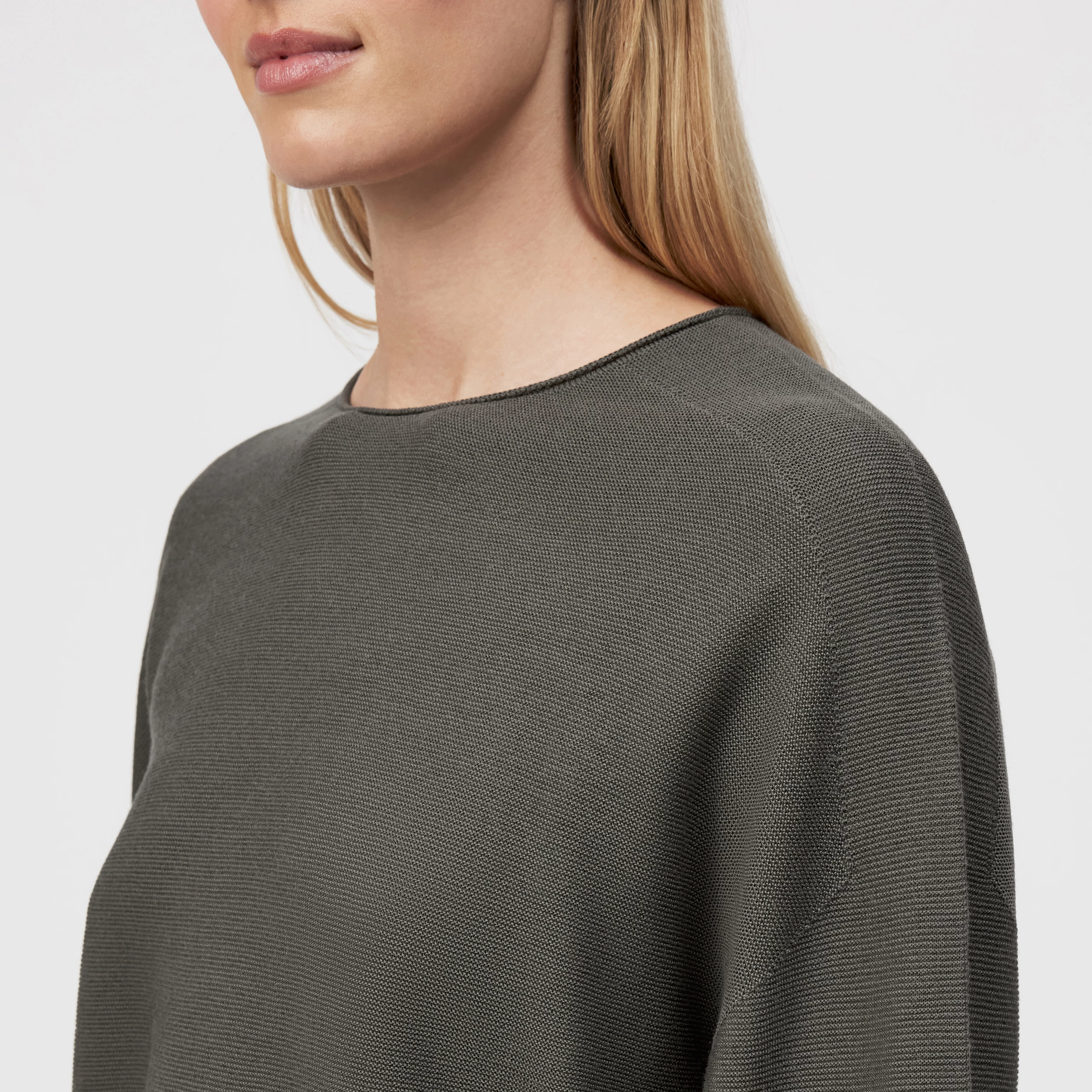 MEAMI - Cropped egg-shaped jumper in 100% merino wool - women - grey - Detailansicht am Model