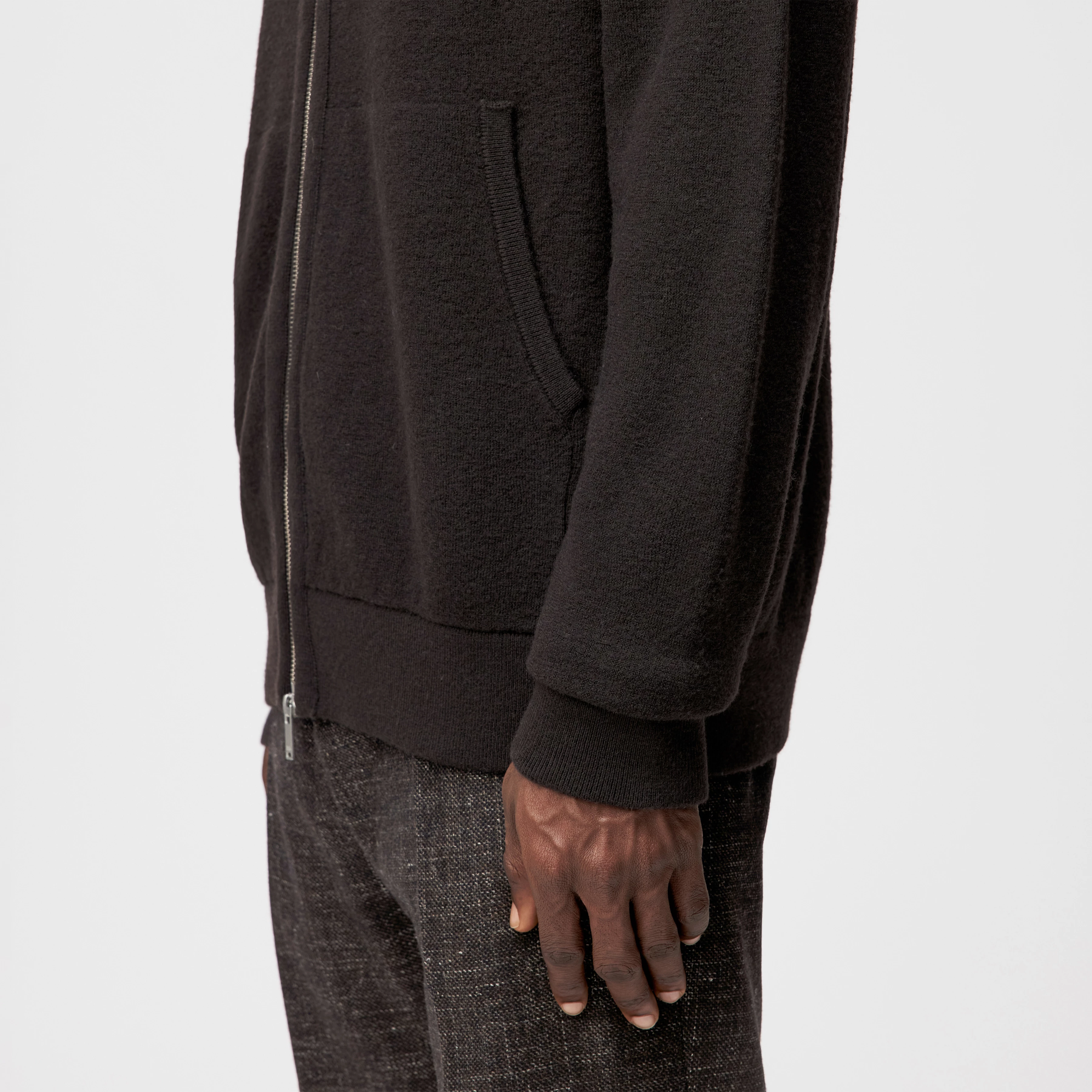 JANOR - Strick-Jacke in Merinowolle - Herren - braun - Detailansicht am Model