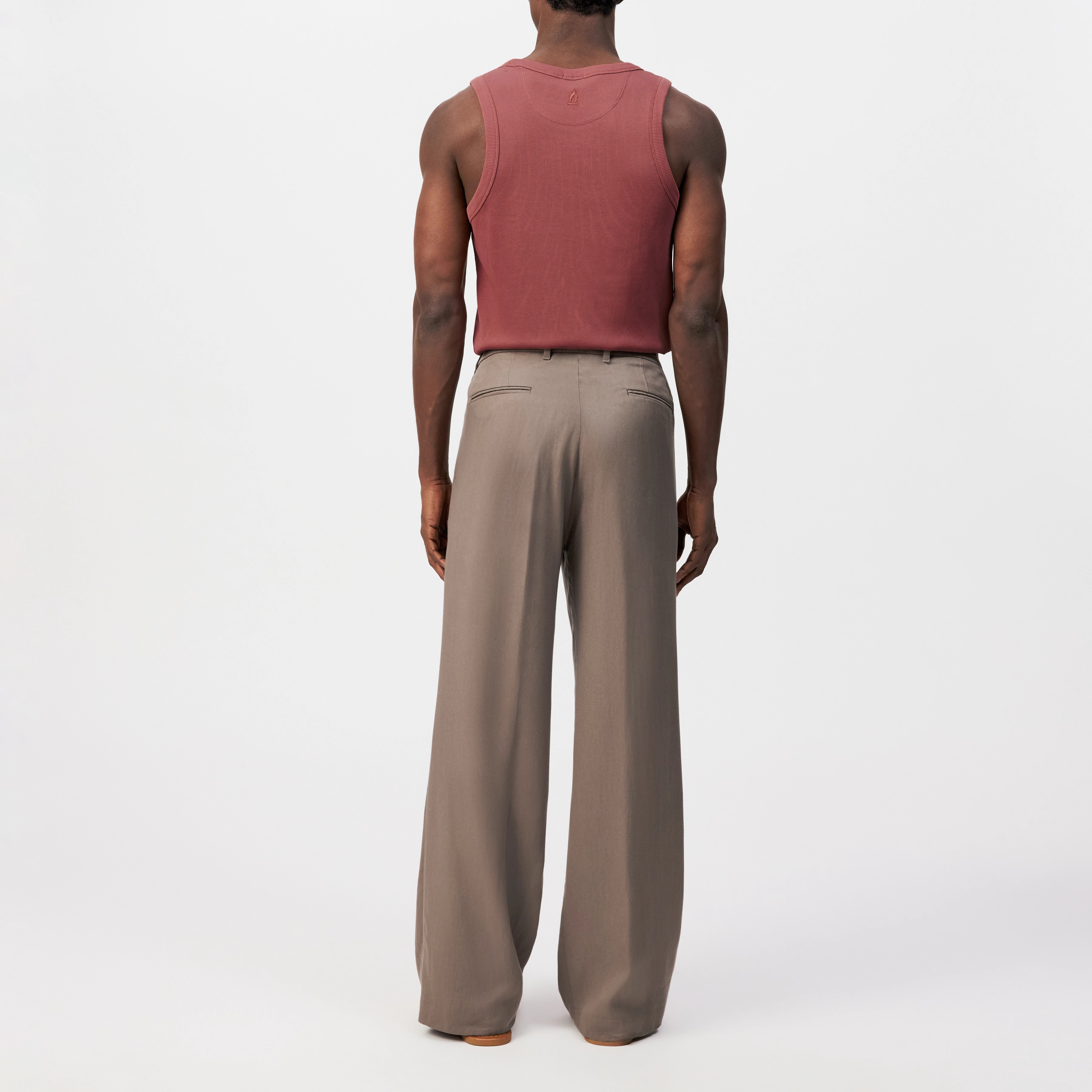 LEEK_WIDE - Relaxed Fit Bundfaltenhose aus reinem Lyocell-Twill - Herren - braun - Rückansicht