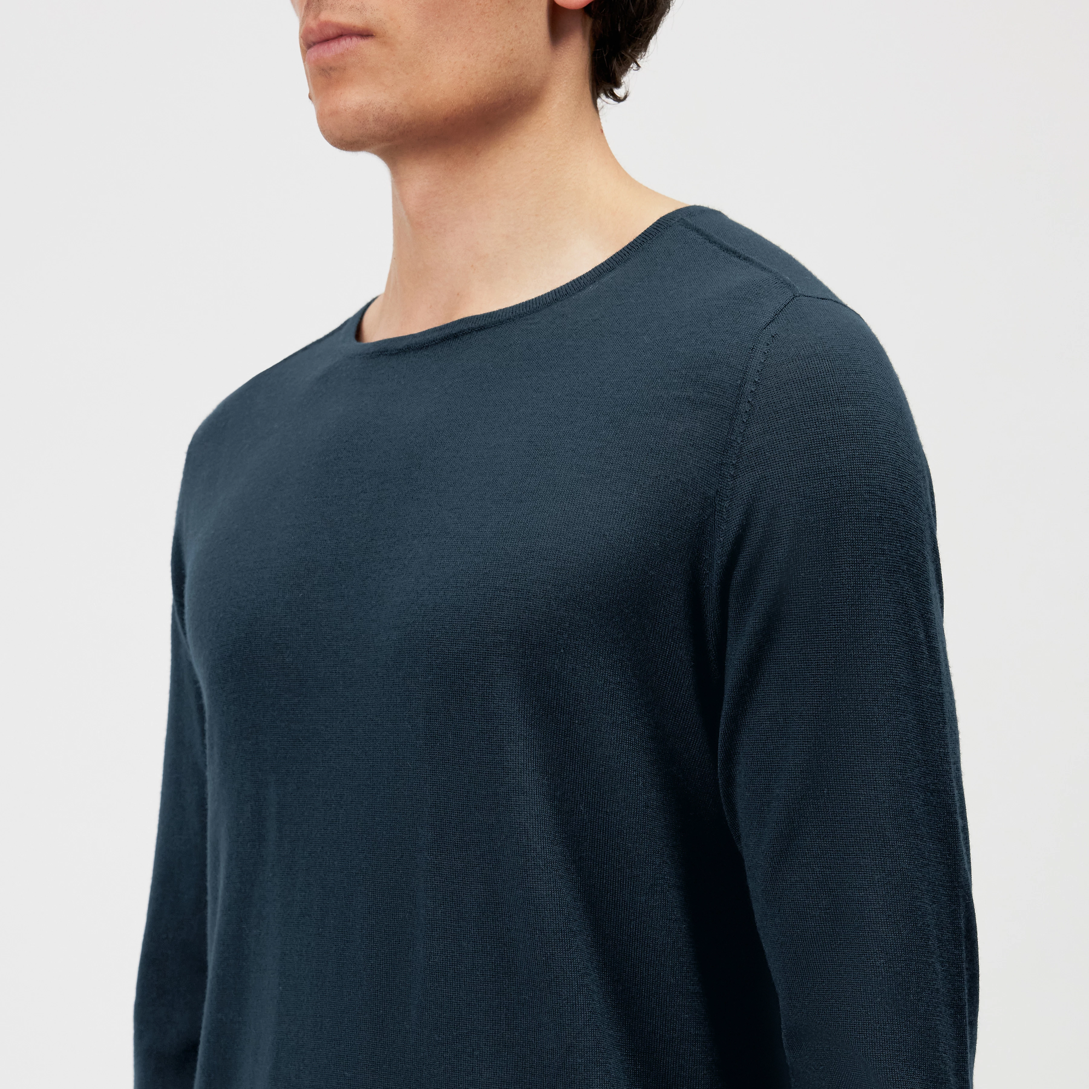 RIKONO - Fine merino wool knitted jumper - men - green - Detailansicht am Model