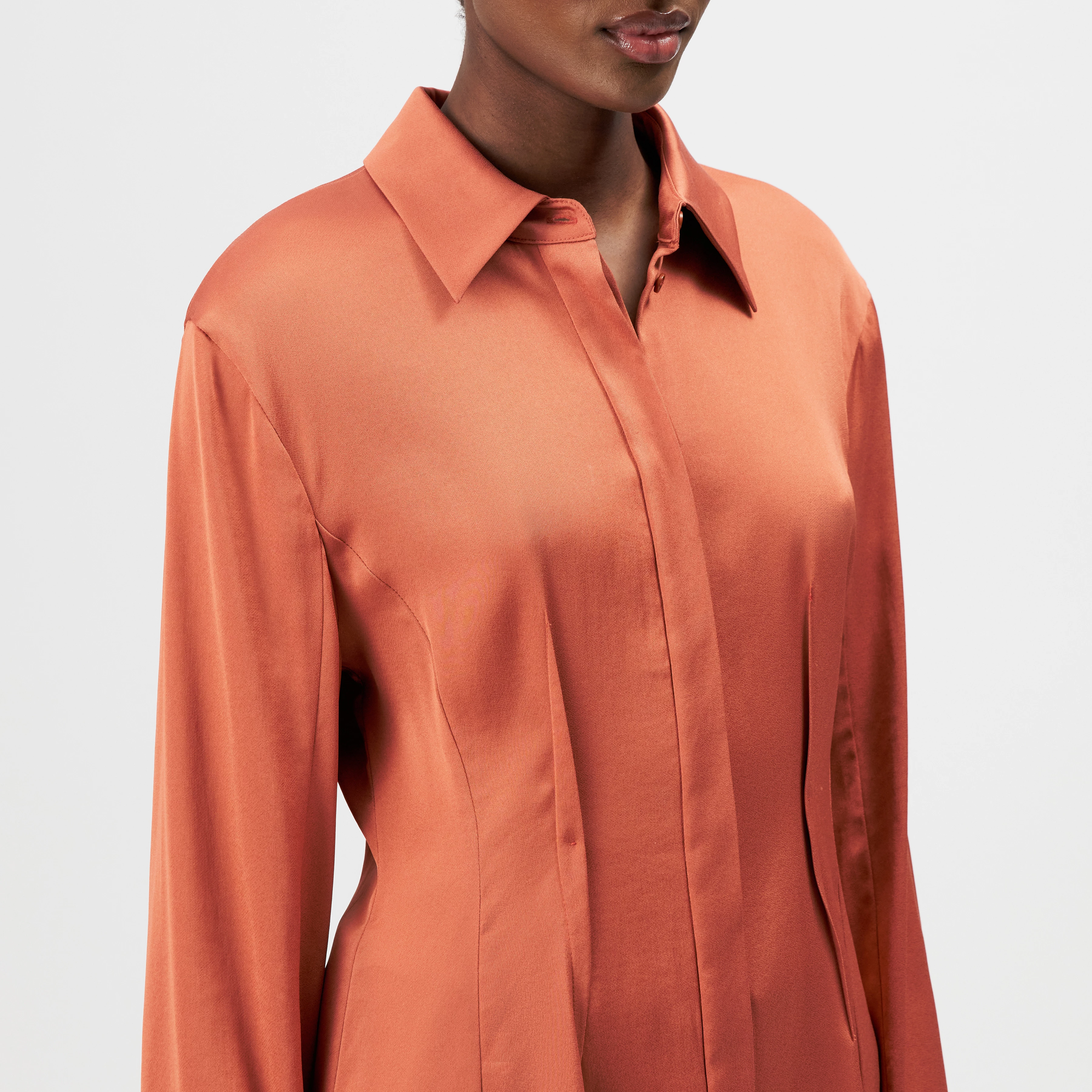 JASIRA - Chemisier cintré en satin fluide - women - orange - Detailansicht am Model