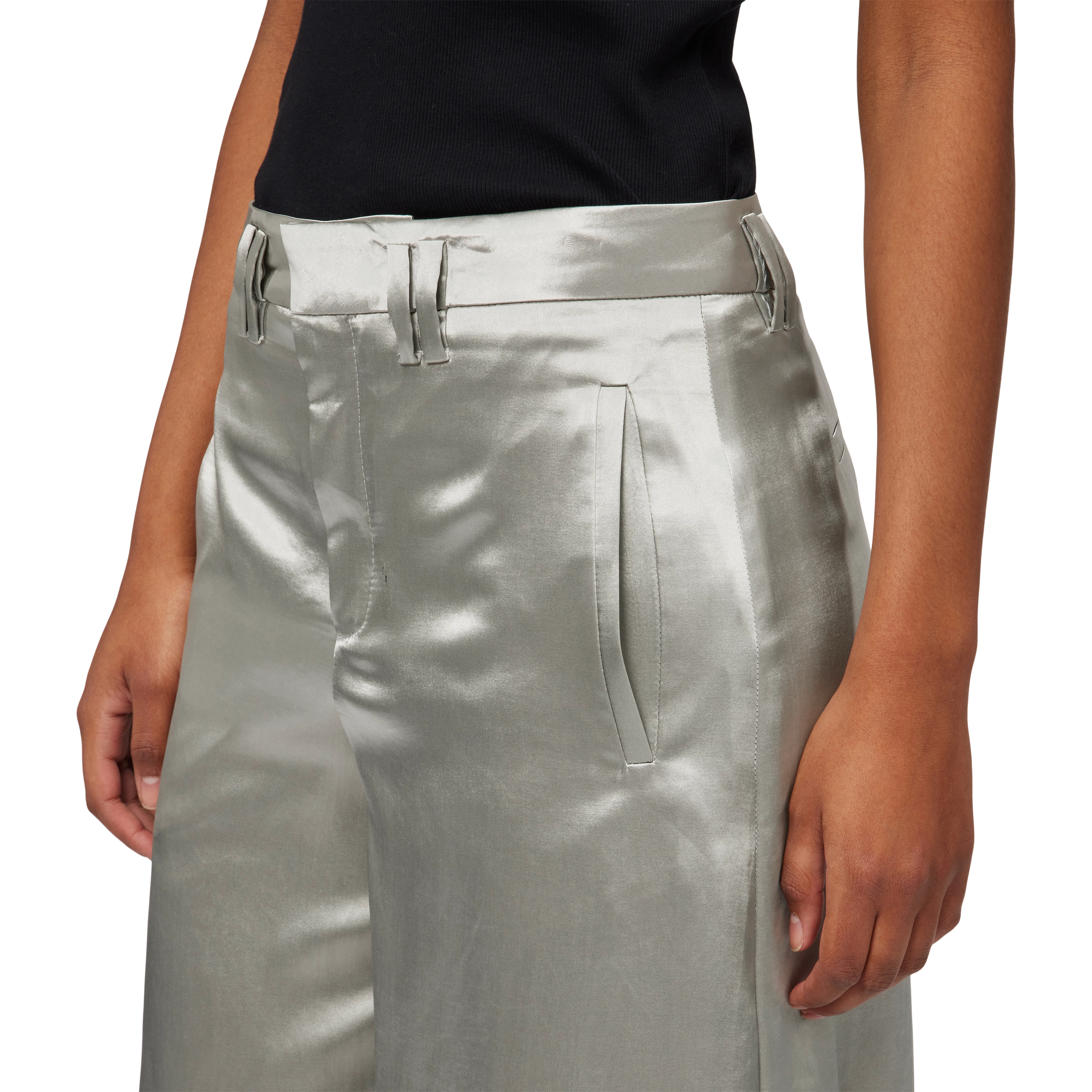TERRIFY - Bermuda shorts in satin - women - beige - Detailansicht am Model