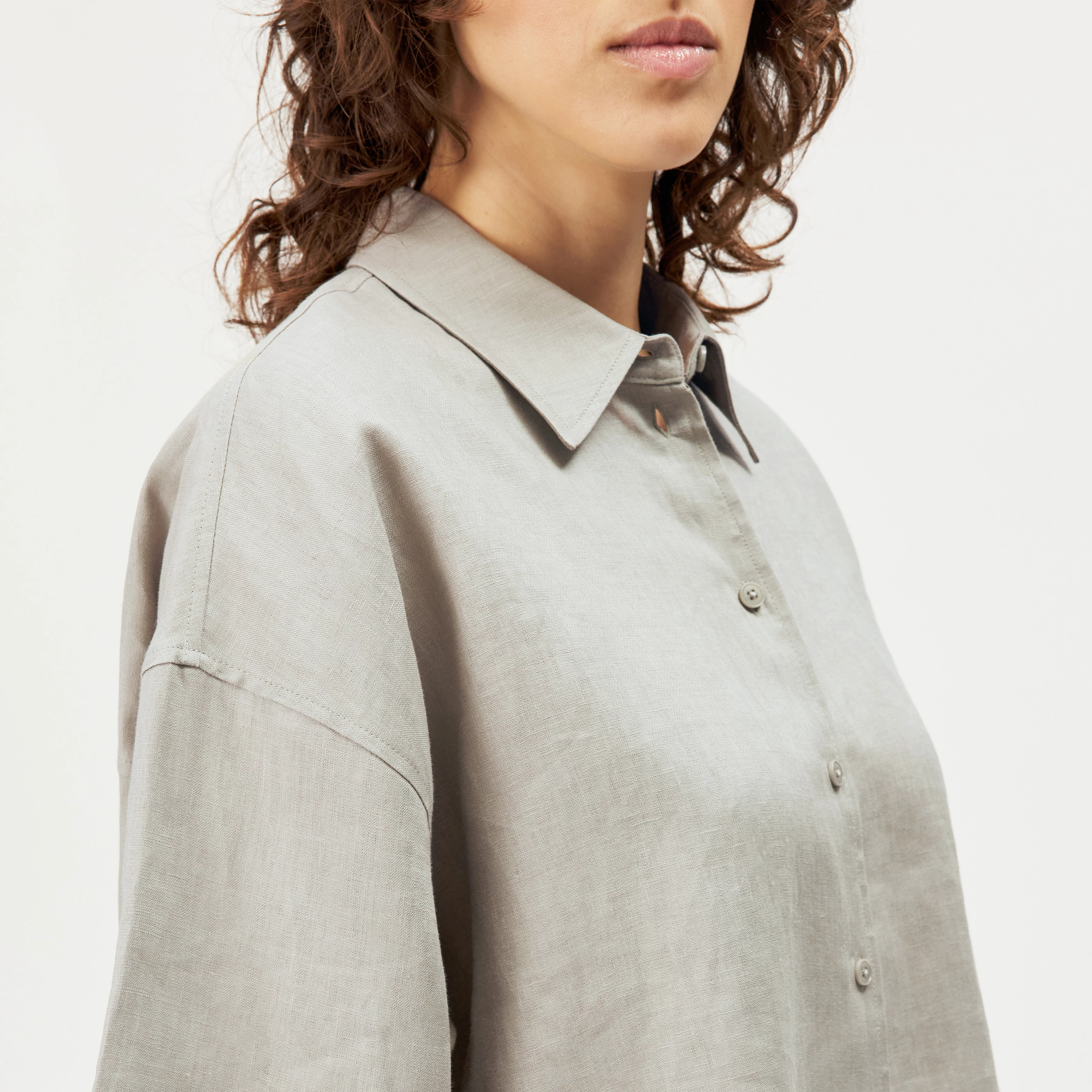 YARIKA - Boxy shirt blouse in linen - women - green - Detailansicht am Model